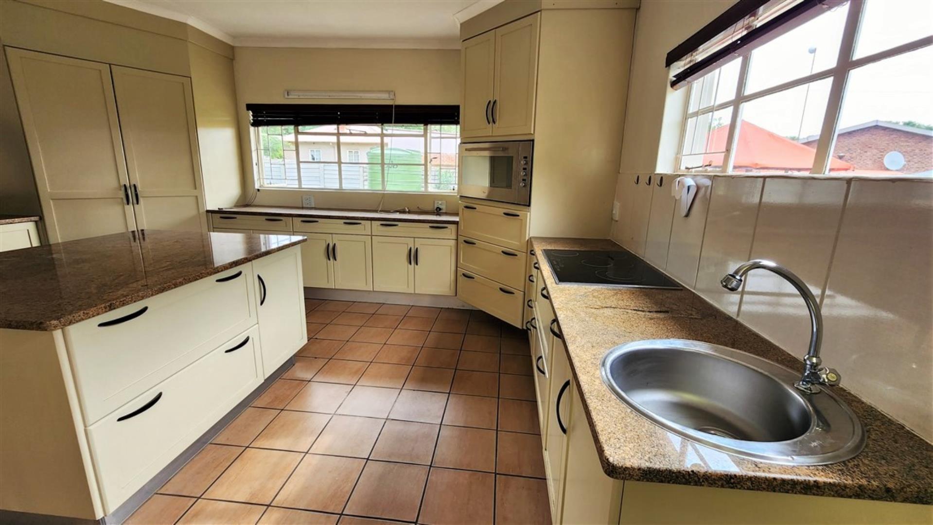 711662_Kitchen_2.jpg