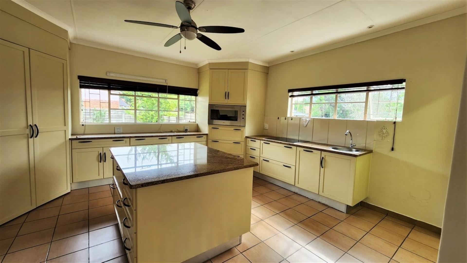 711662_Kitchen_4.jpg