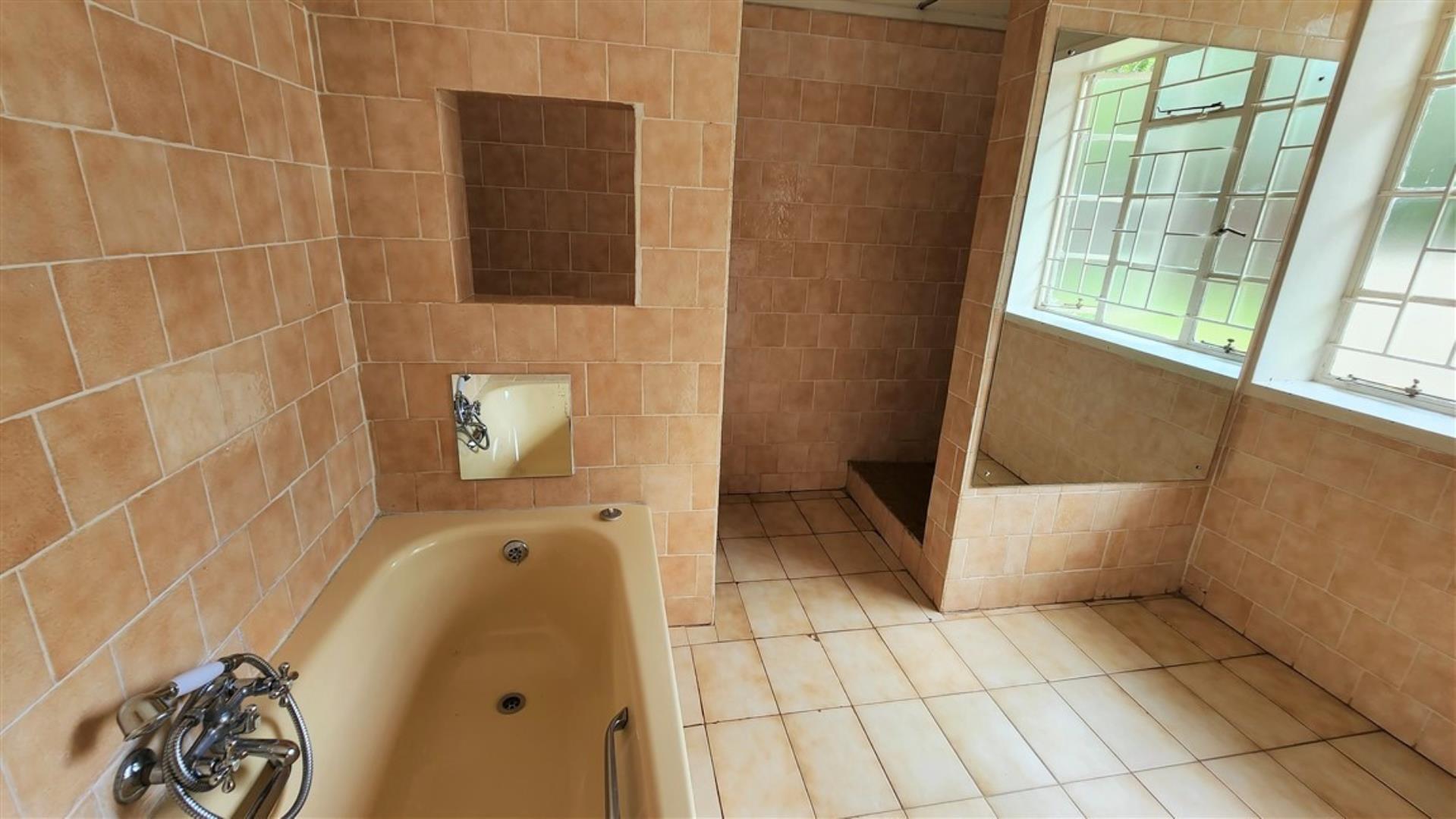 711662_Main_Bathroom_1.jpg