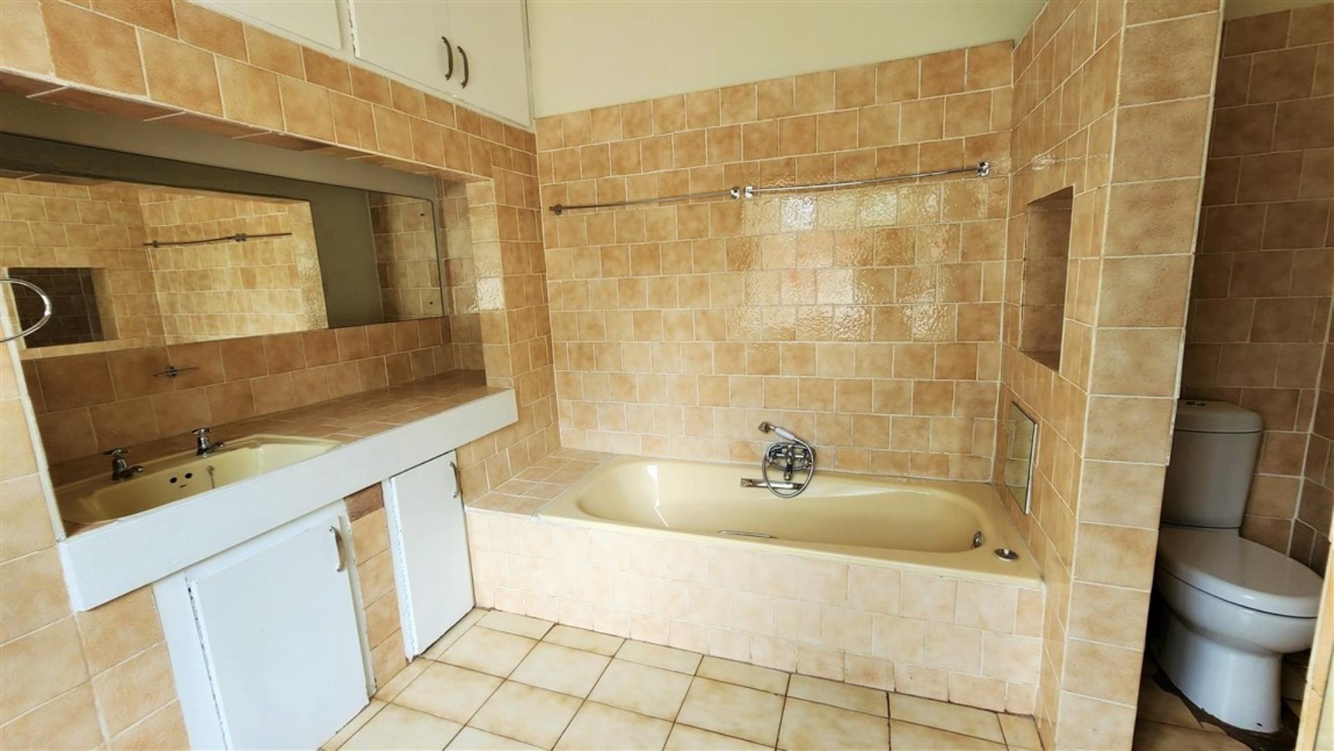 711662_Main_Bathroom_2.jpg