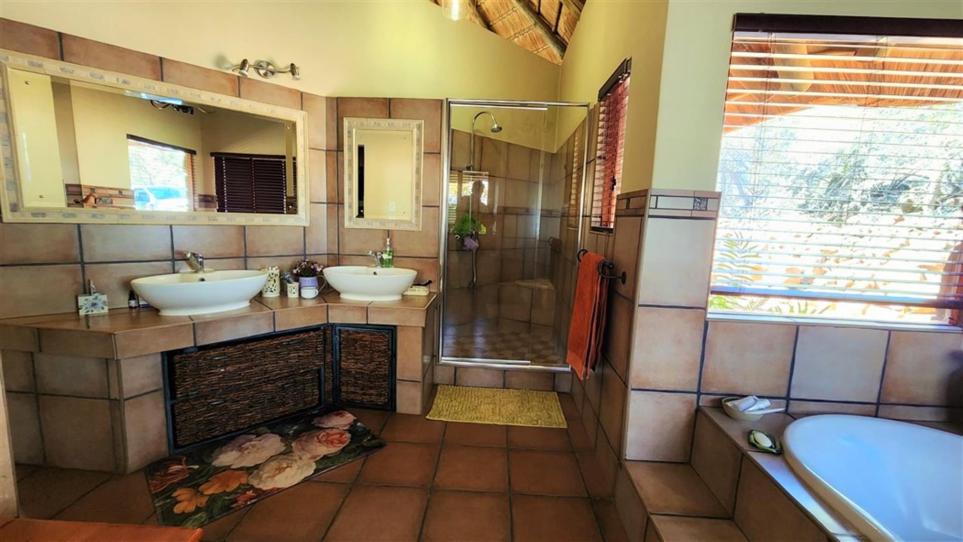 712310_H1_Bathroom.jpg