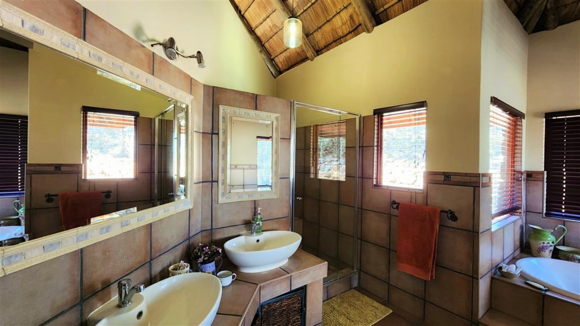712310_H1_Bathroom_b.jpg