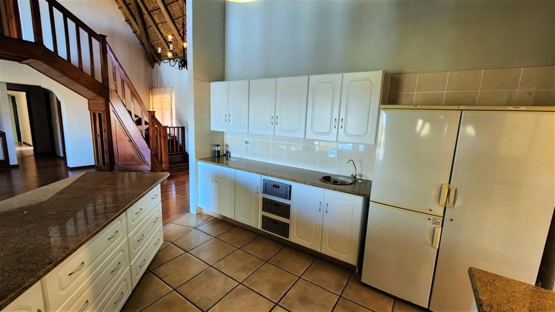 712310_H3_Kitchen_b.jpg