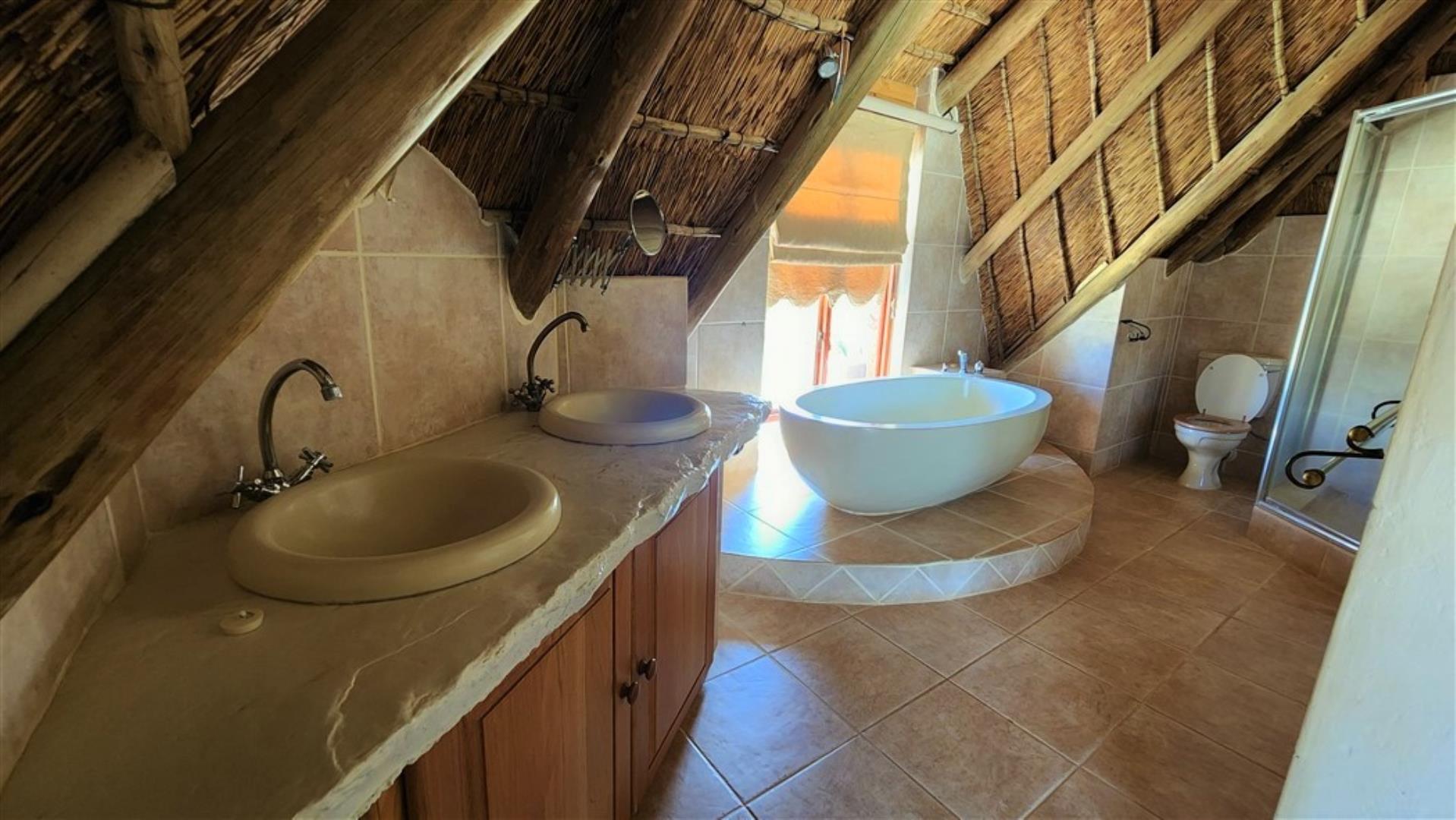 712310_H3_Loft_Guest_Bathroom_a.jpg