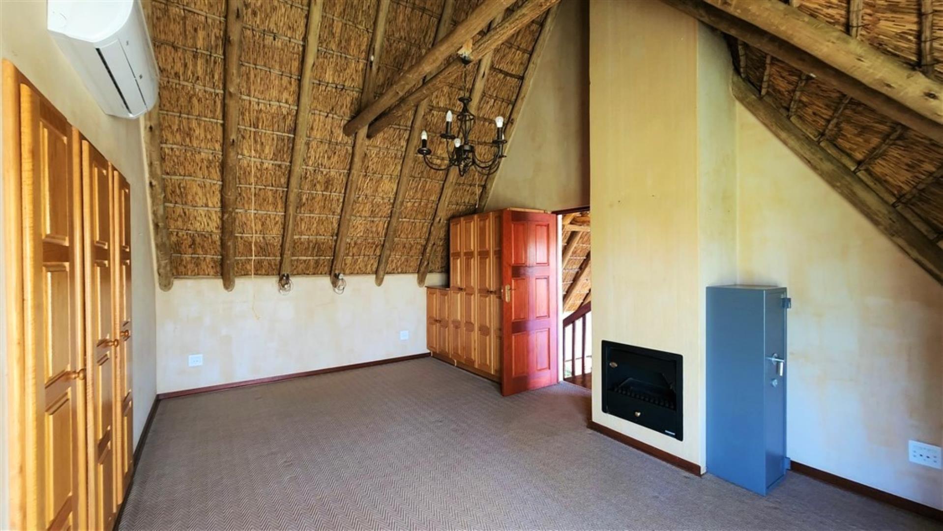712310_H3_Loft_Guest_Room_a.jpg