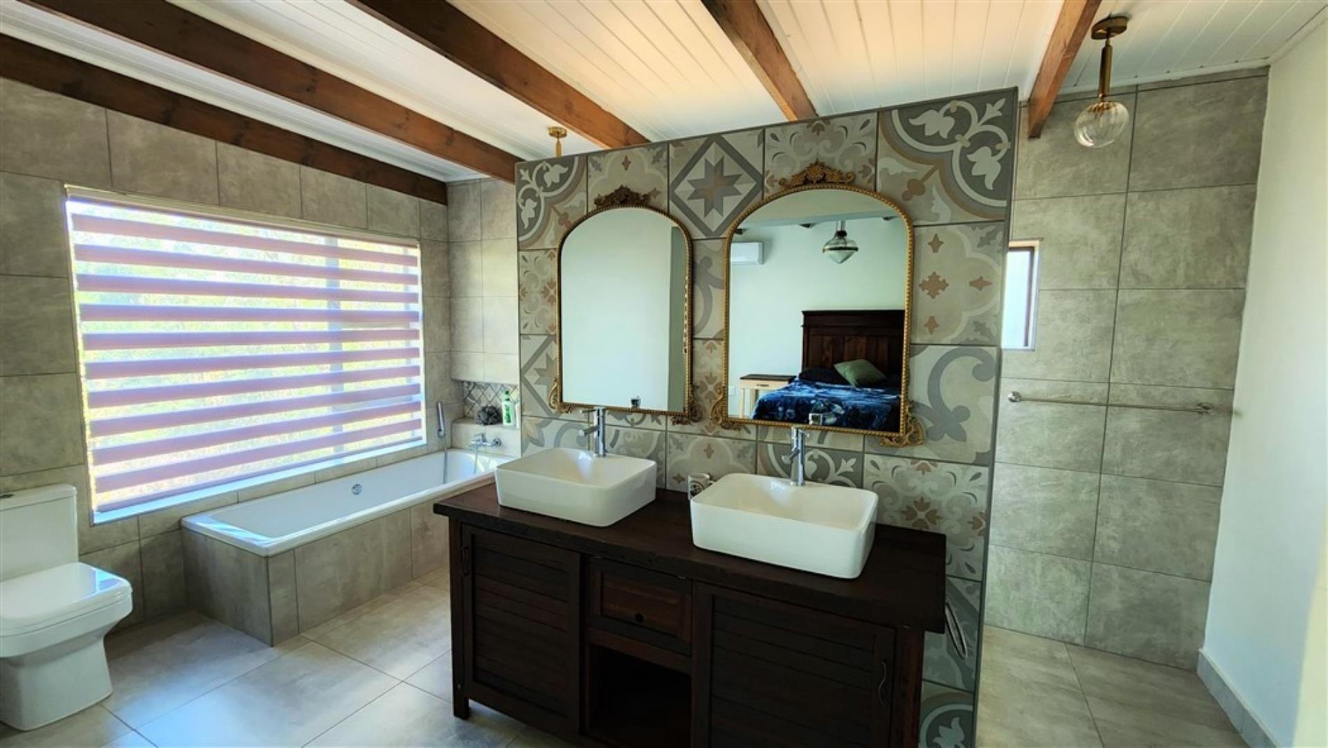 712310_H3_Main_Bathroom_a.jpg