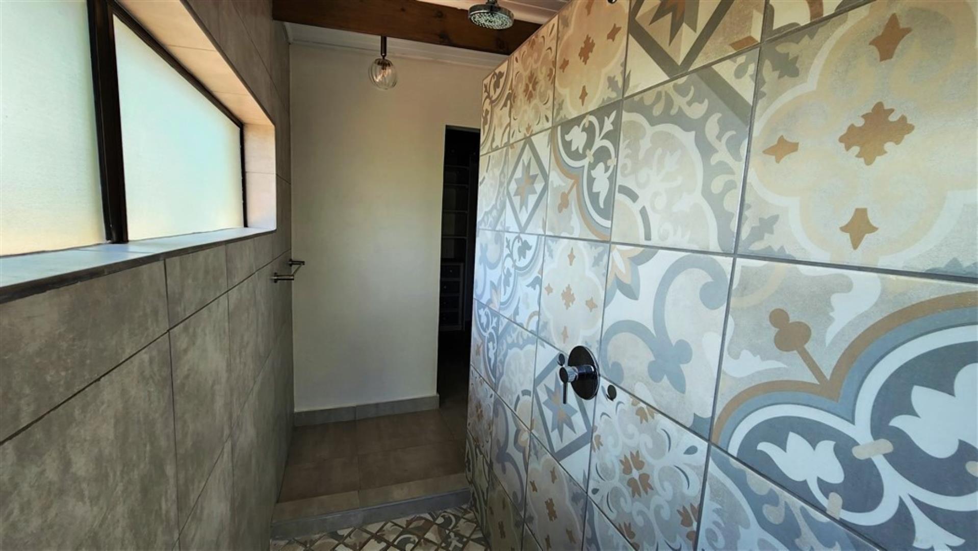 712310_H3_Main_Bathroom_shower.jpg