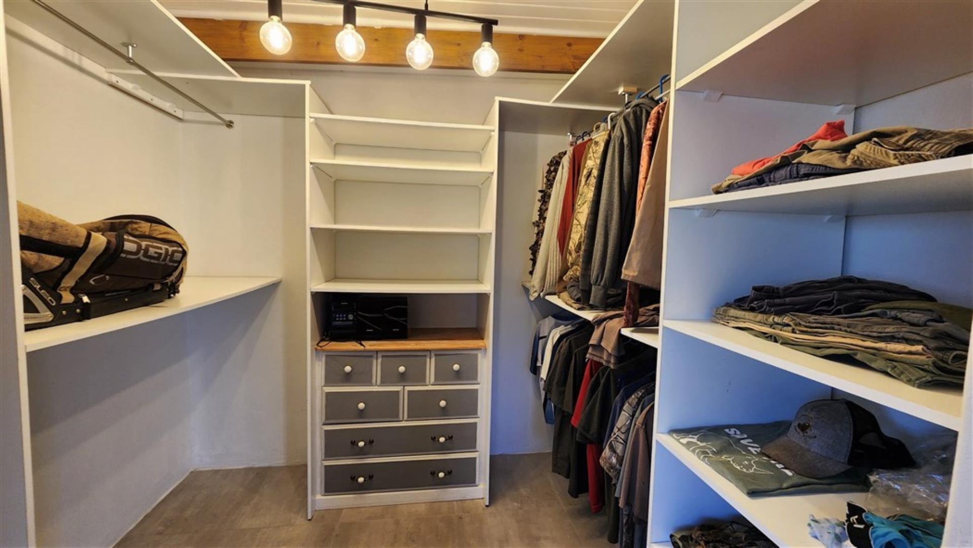 712310_H3_Main_Walkin_Cupboard.jpg