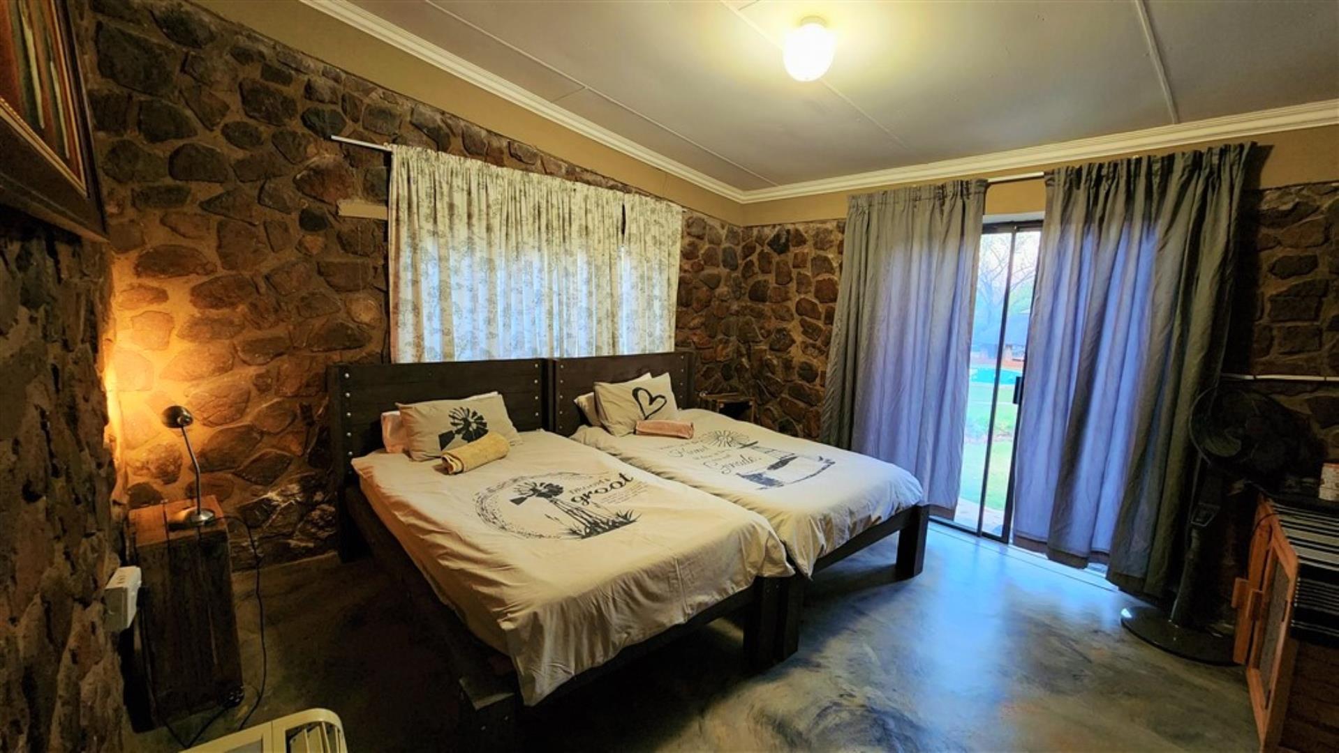 715586_Chalet_Bedroom_b.jpg