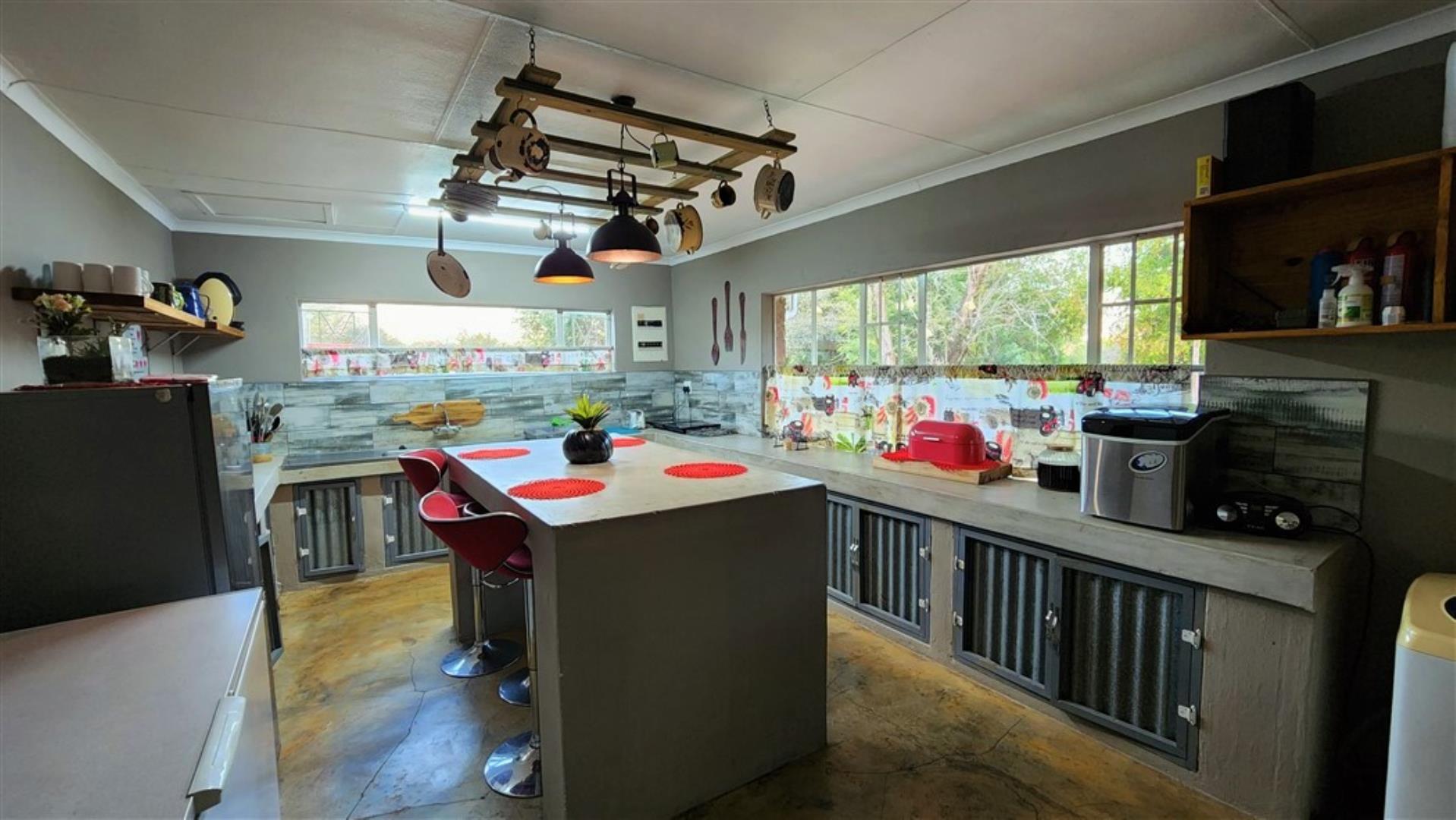 715586_Kitchen_1.jpg
