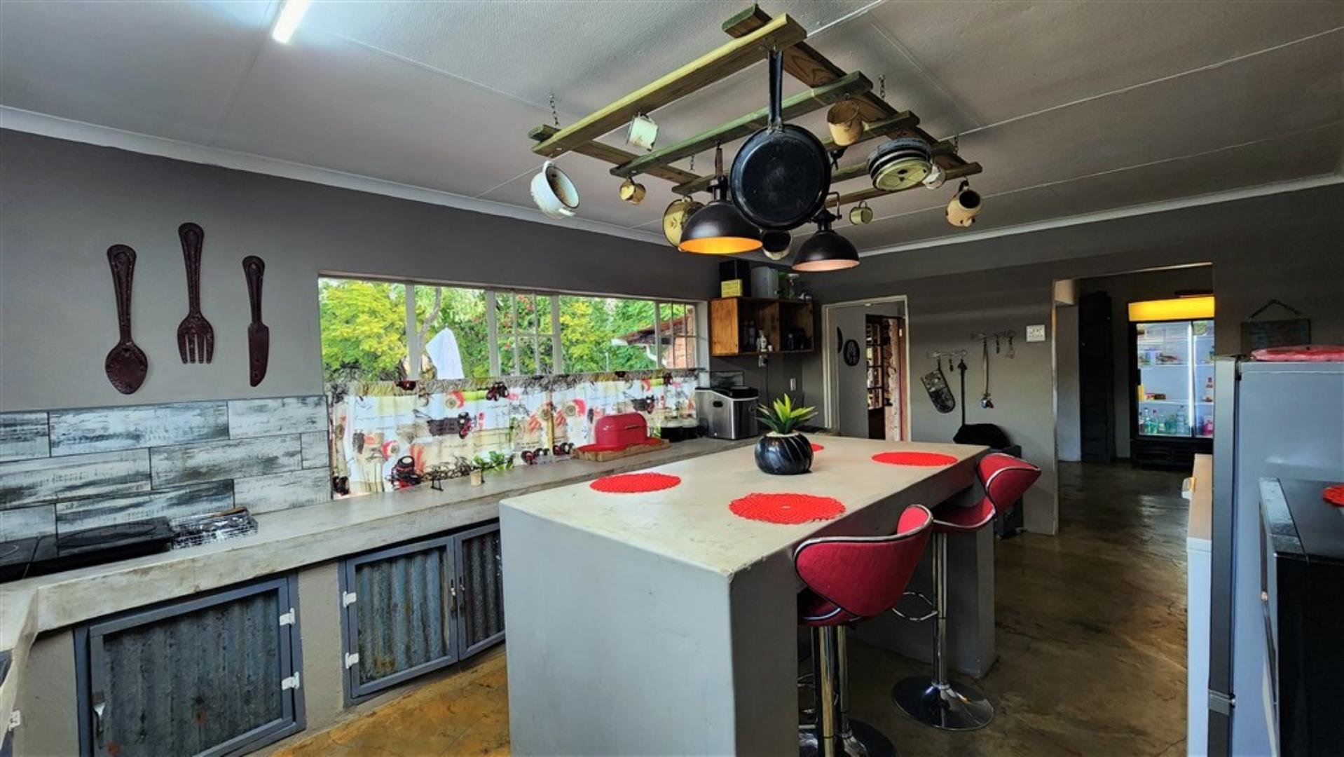715586_Kitchen_2.jpg