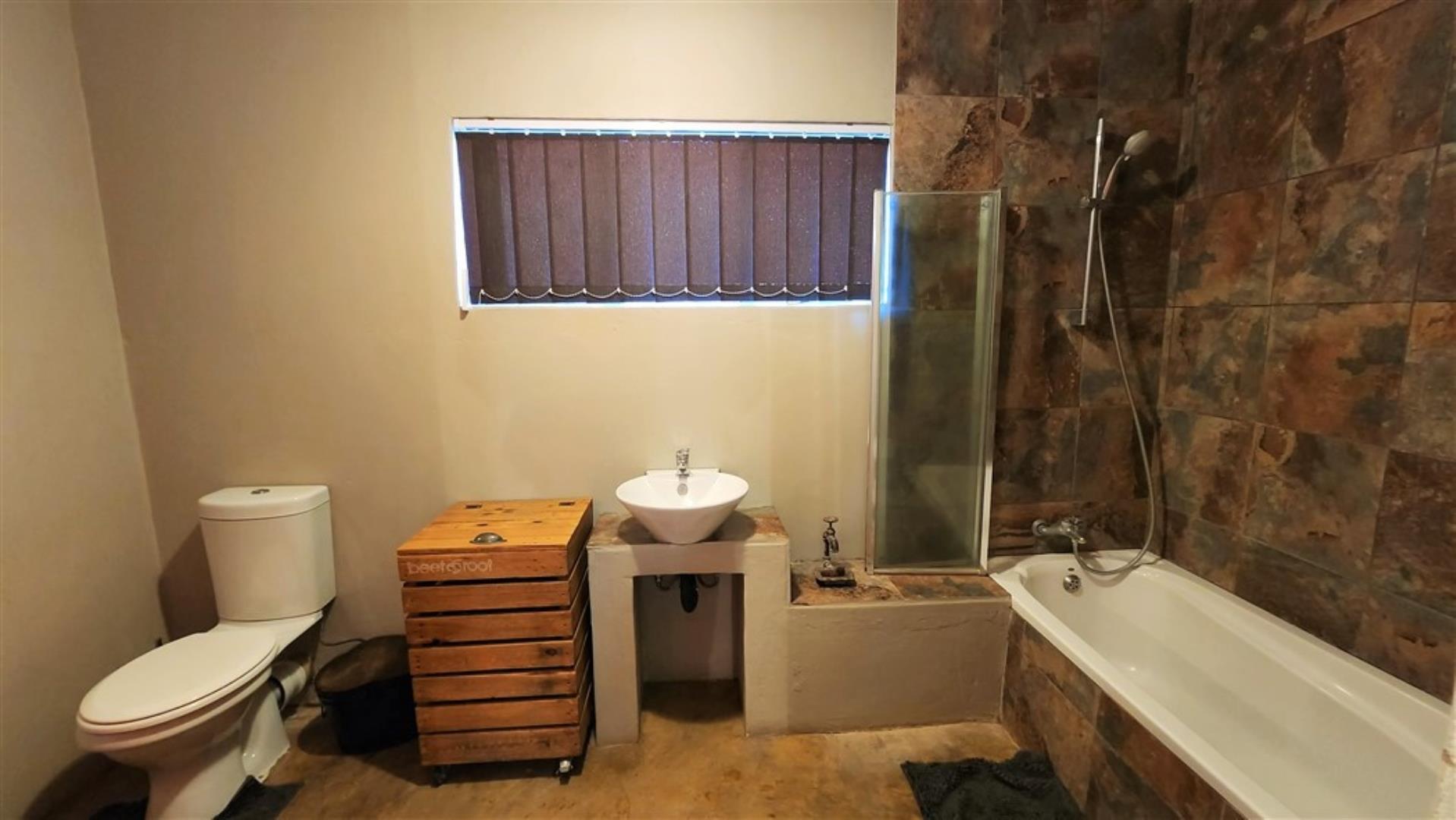 715586_Mainhouse_Bathroom.jpg