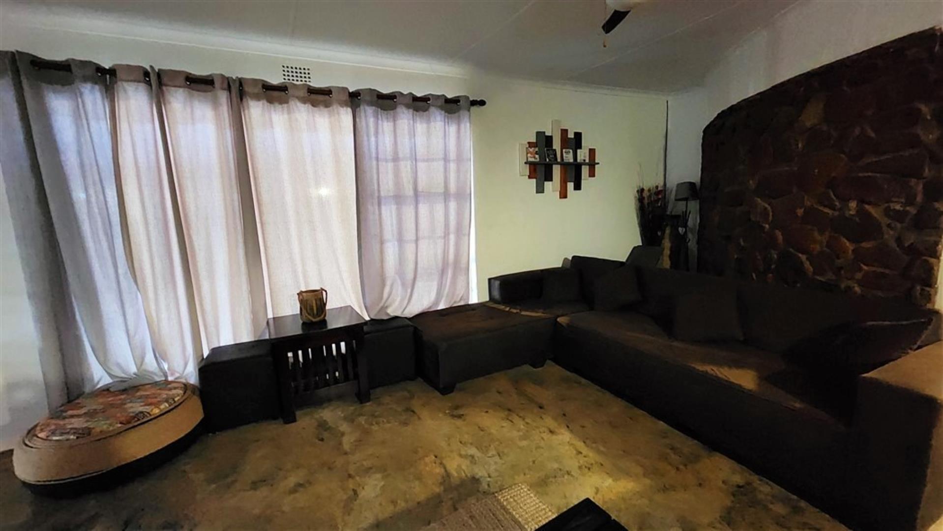 715586_Mainhouse_Lounge_3.jpg