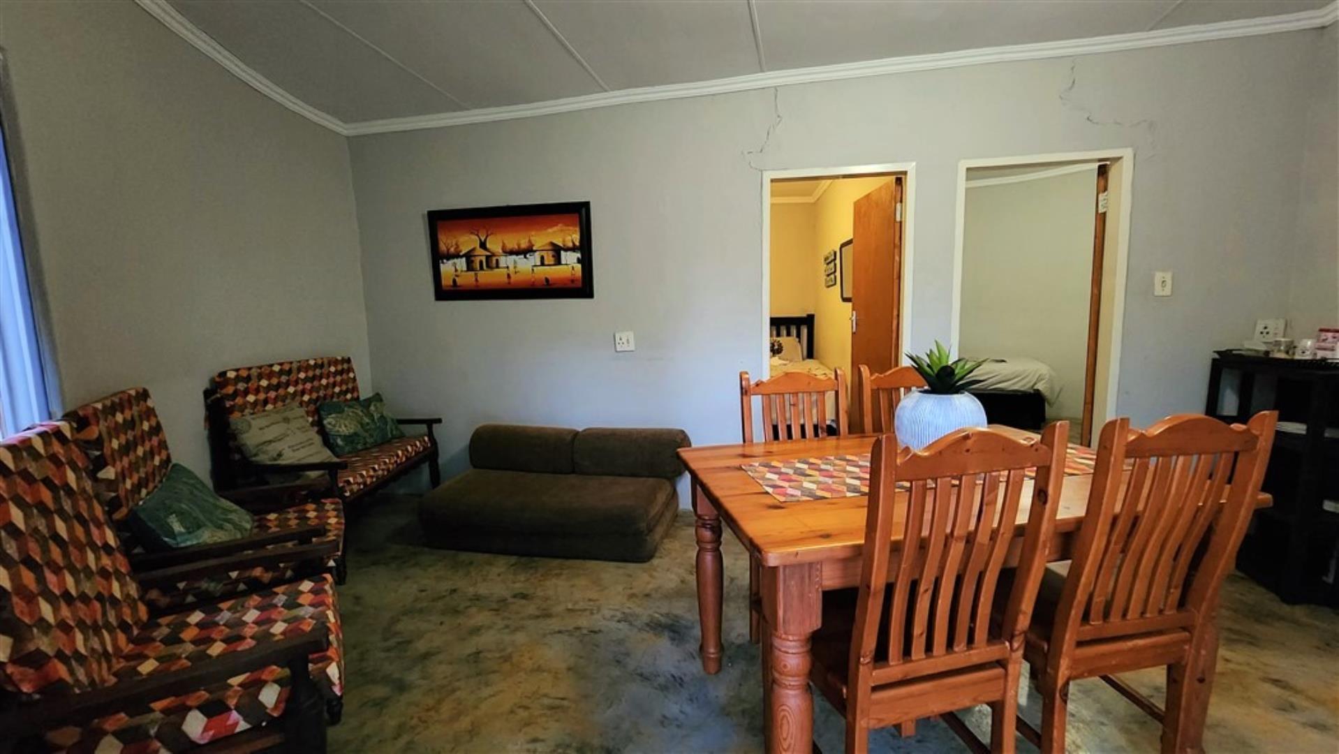 715586_Rondawel_Lounge_and_Dining_2.jpg