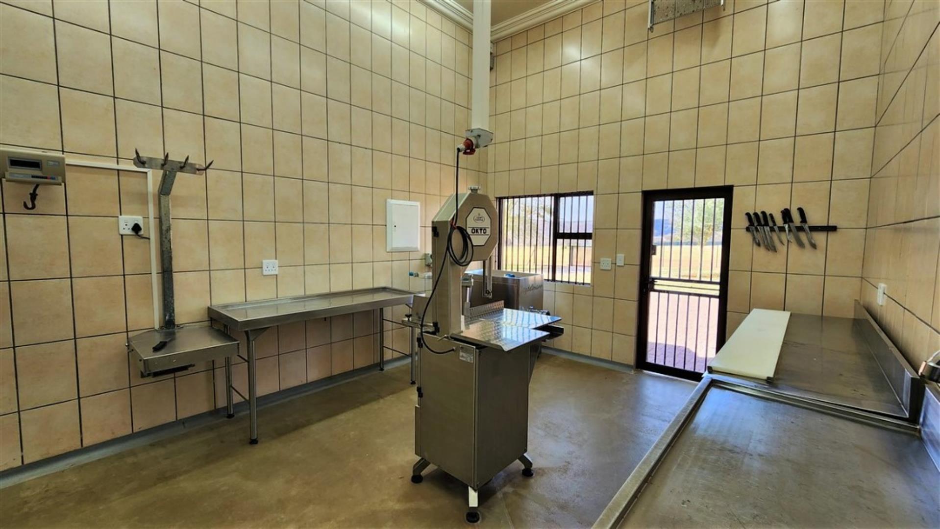 729229_Butchery_Walk-through_fridge_1_-_Cutting_and_deboning_area_-_Scale.jpg