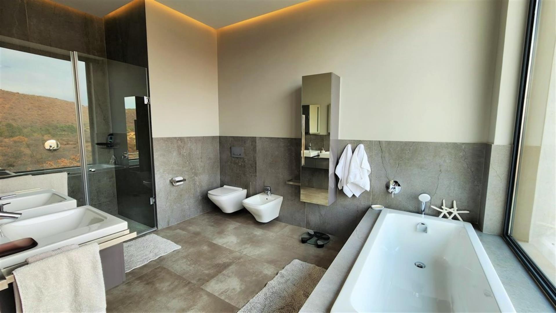 729229_Main_House_Bathroom_2.jpg