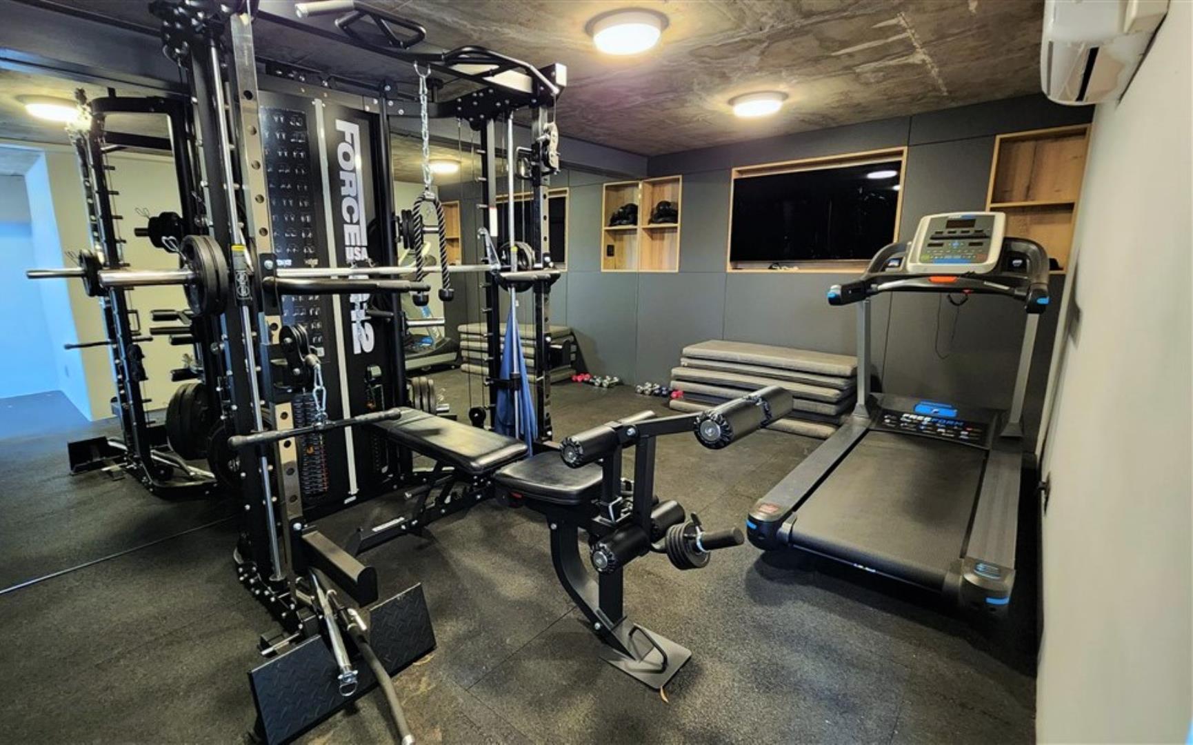 729229_Main_House_Lady_Cave_-_Gym_1.jpg