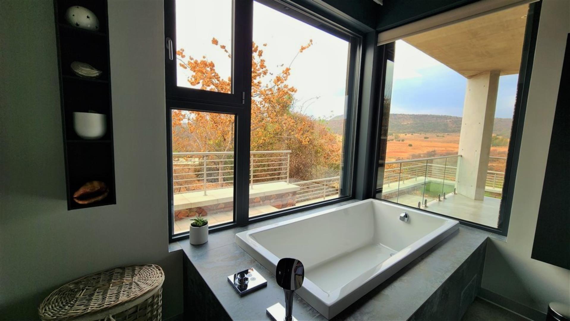 729229_Main_House_Main_Bath.jpg
