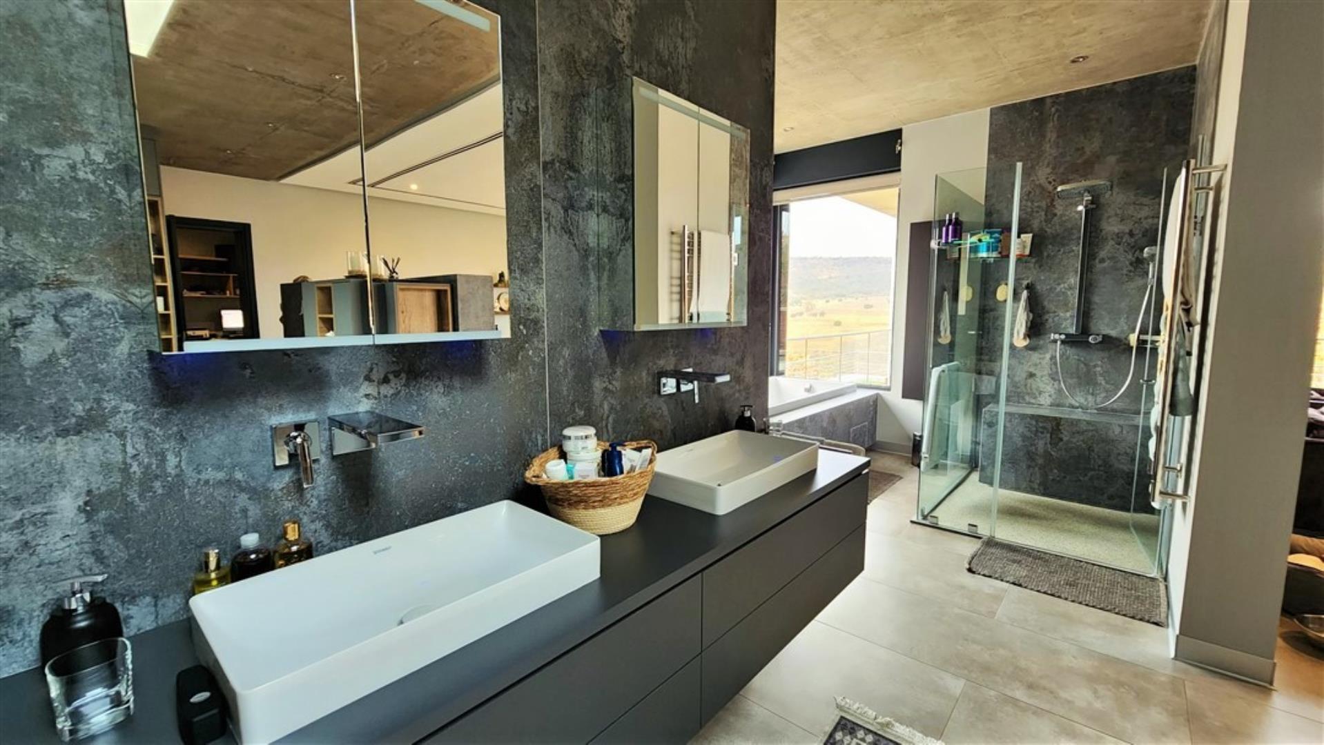 729229_Main_House_Main_Bathroom.jpg