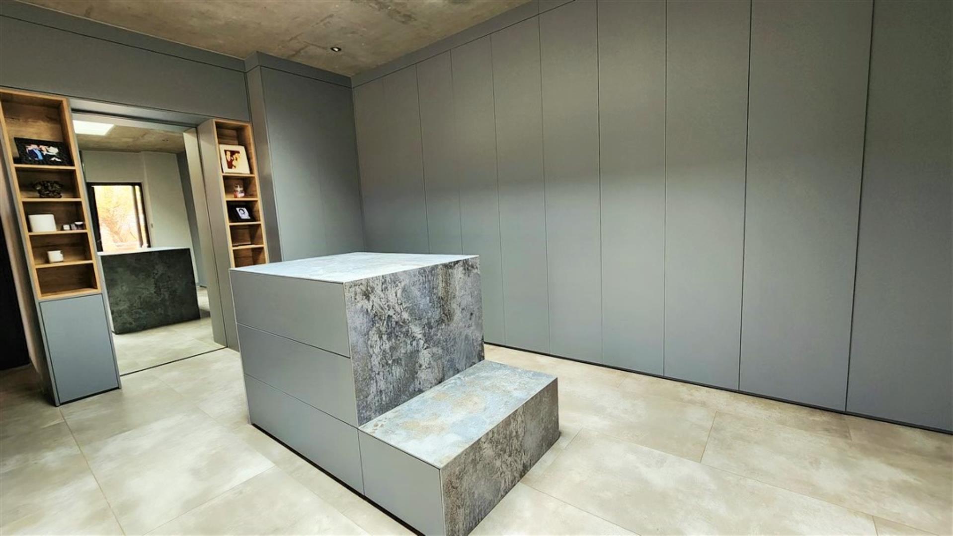 729229_Main_House_Main_Dressing_Room.jpg