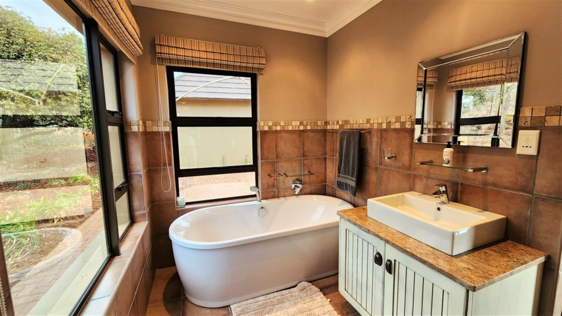 729229_Main_Lodge_Ch_Bathroom_2.jpg