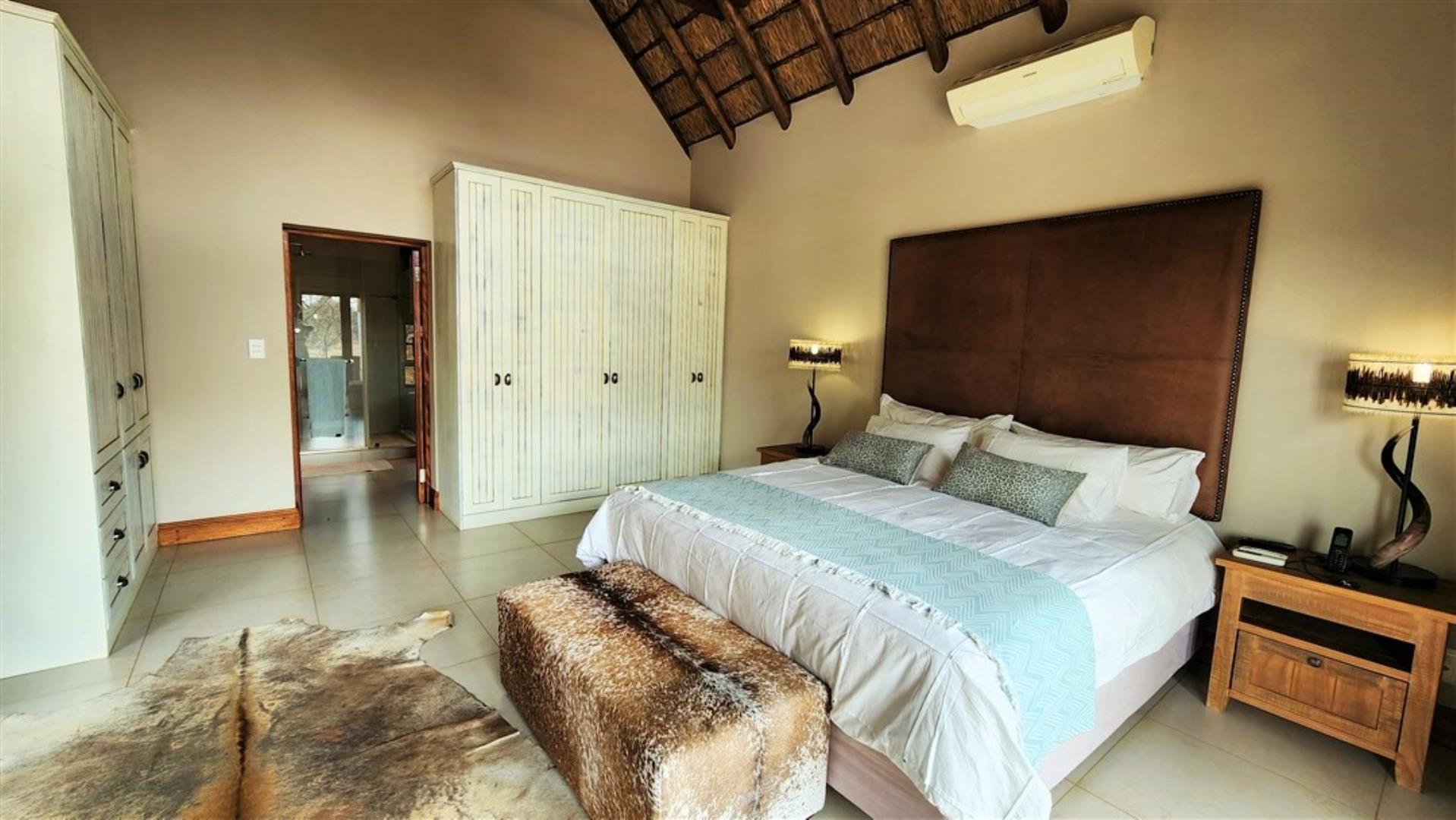729229_Main_Lodge_Ch_Bedroom_1.jpg