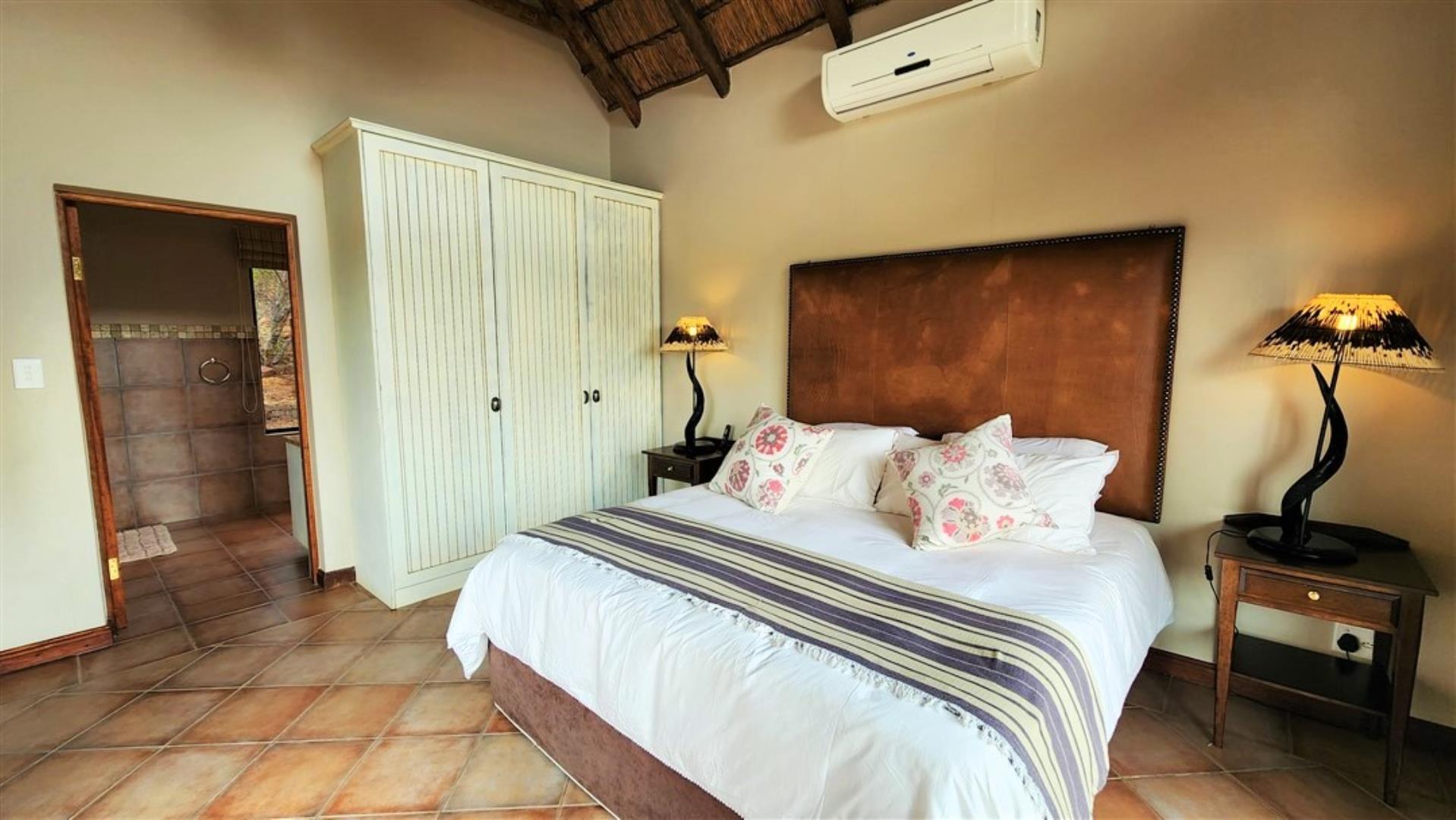 729229_Main_Lodge_Ch_Bedroom_2.jpg