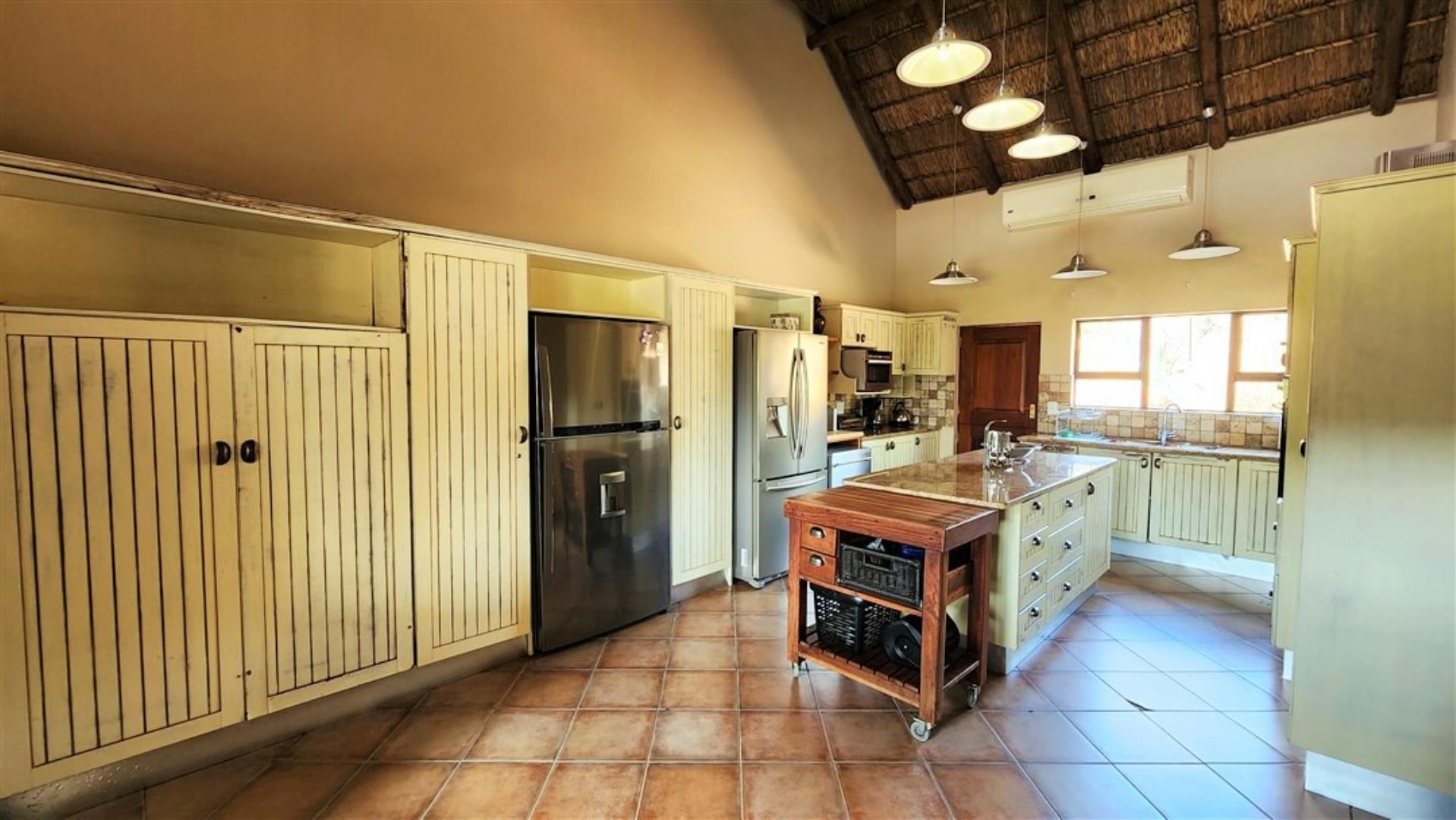 729229_Main_Lodge_Kitchen_1.jpg
