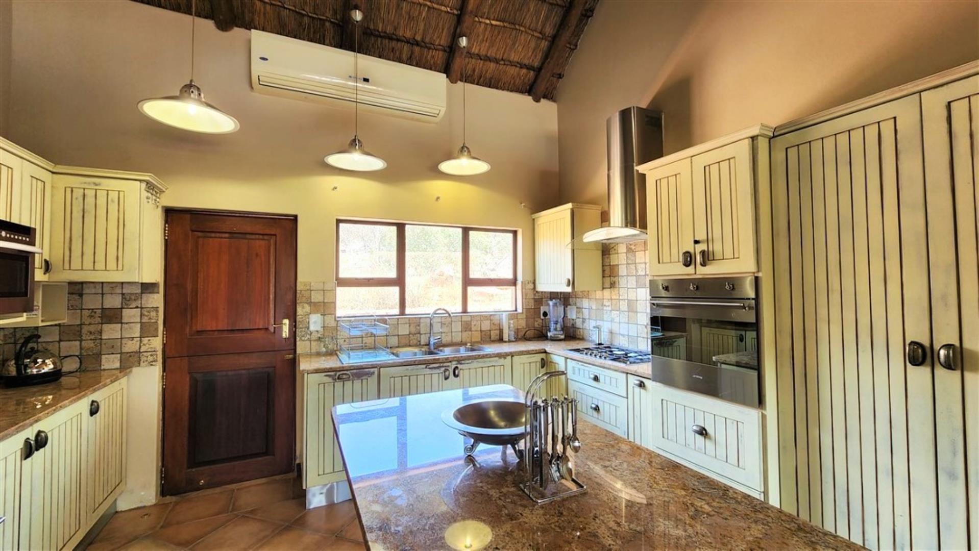 729229_Main_Lodge_Kitchen_2.jpg