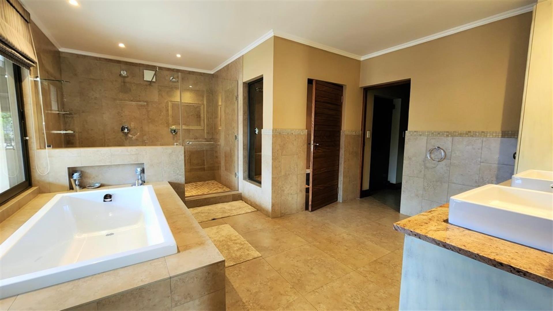 729229_Main_Lodge_Luxury_En-suite.jpg