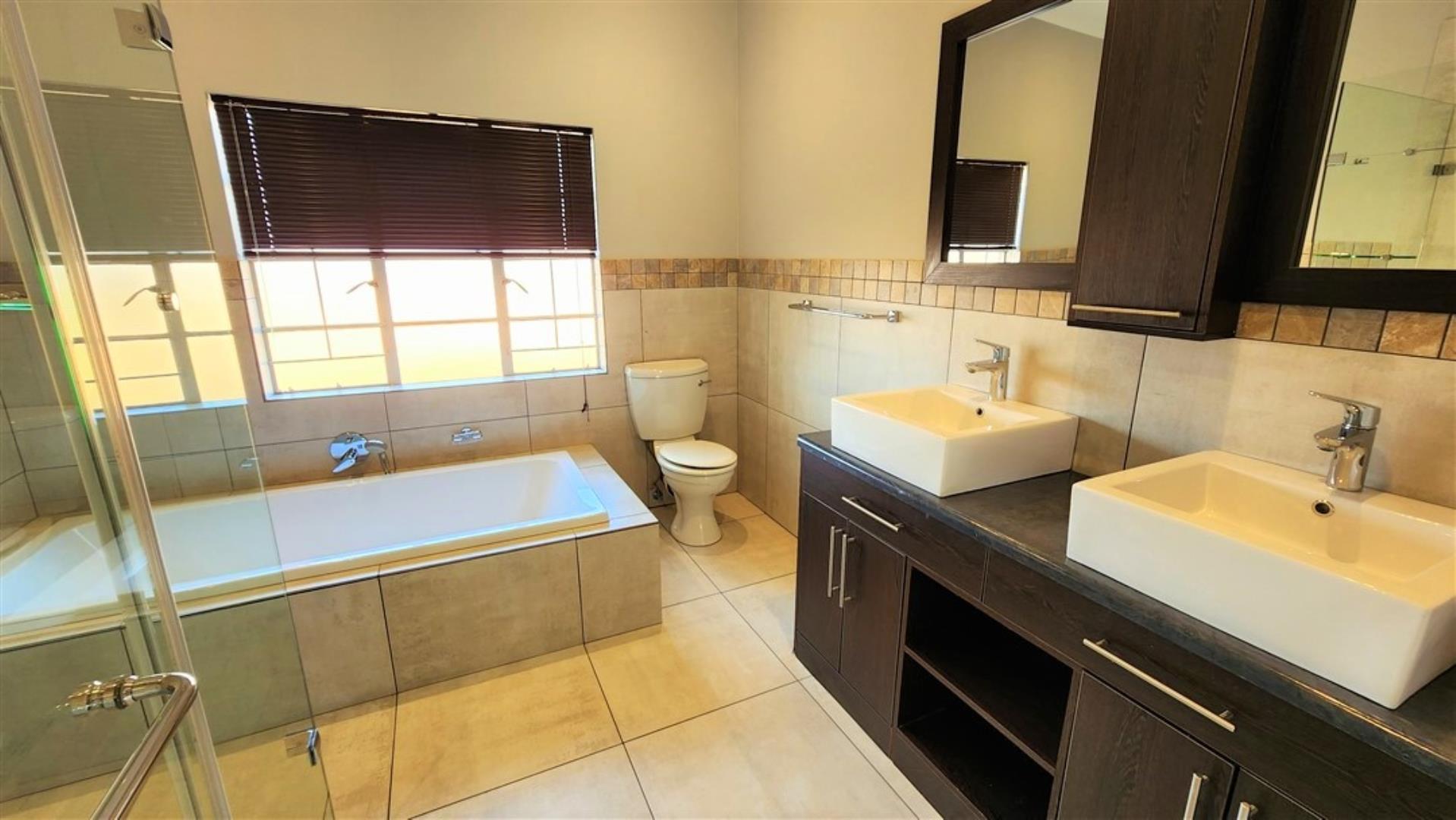 729229_Managers_Bathroom_1.jpg