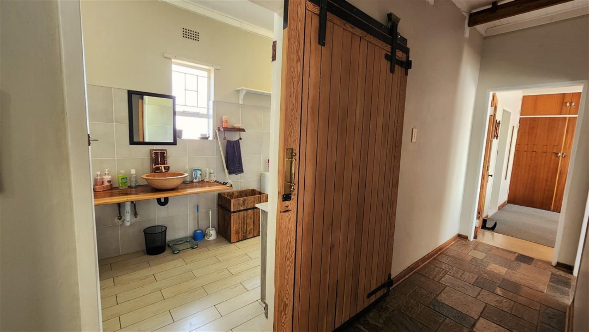 729529_Bathroom_Door.jpg