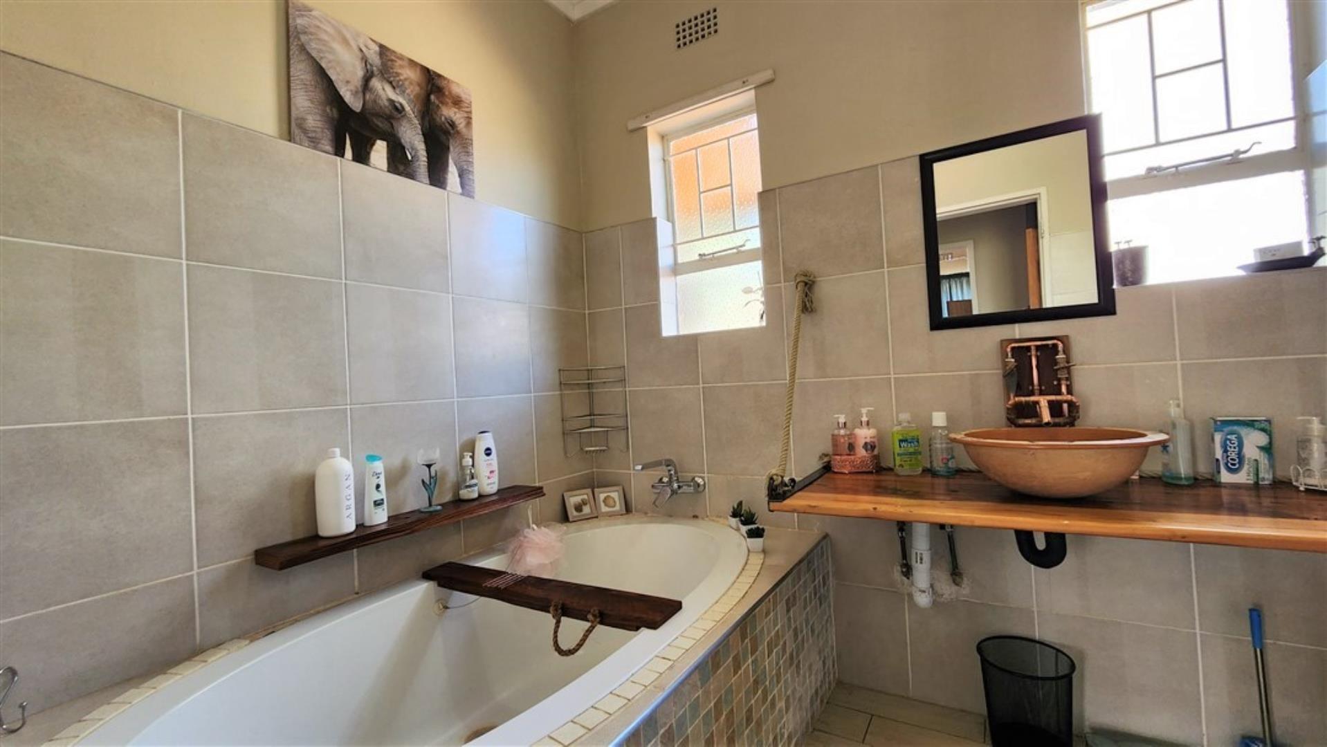 729529_Main_Bathroom_1.jpg