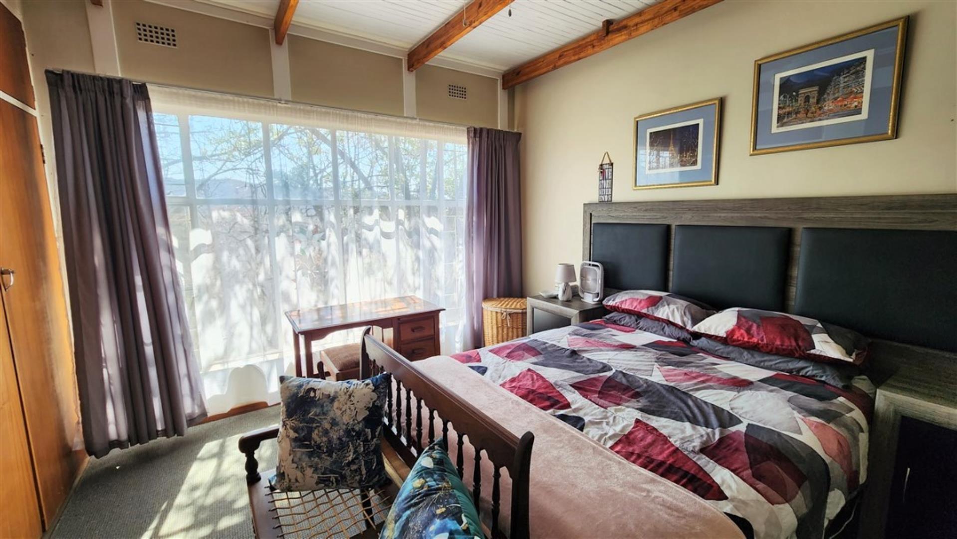 729529_Main_Bedroom_b.jpg