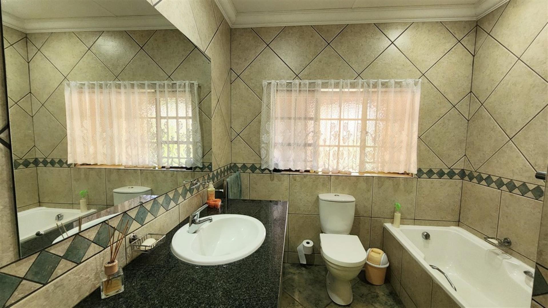 730015_Bathroom_2a.jpg