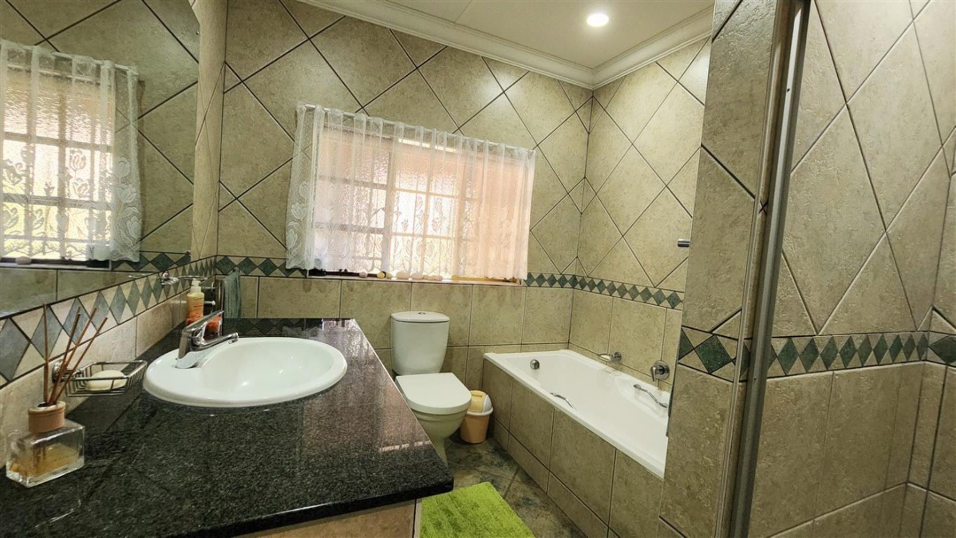 730015_Bathroom_2b.jpg