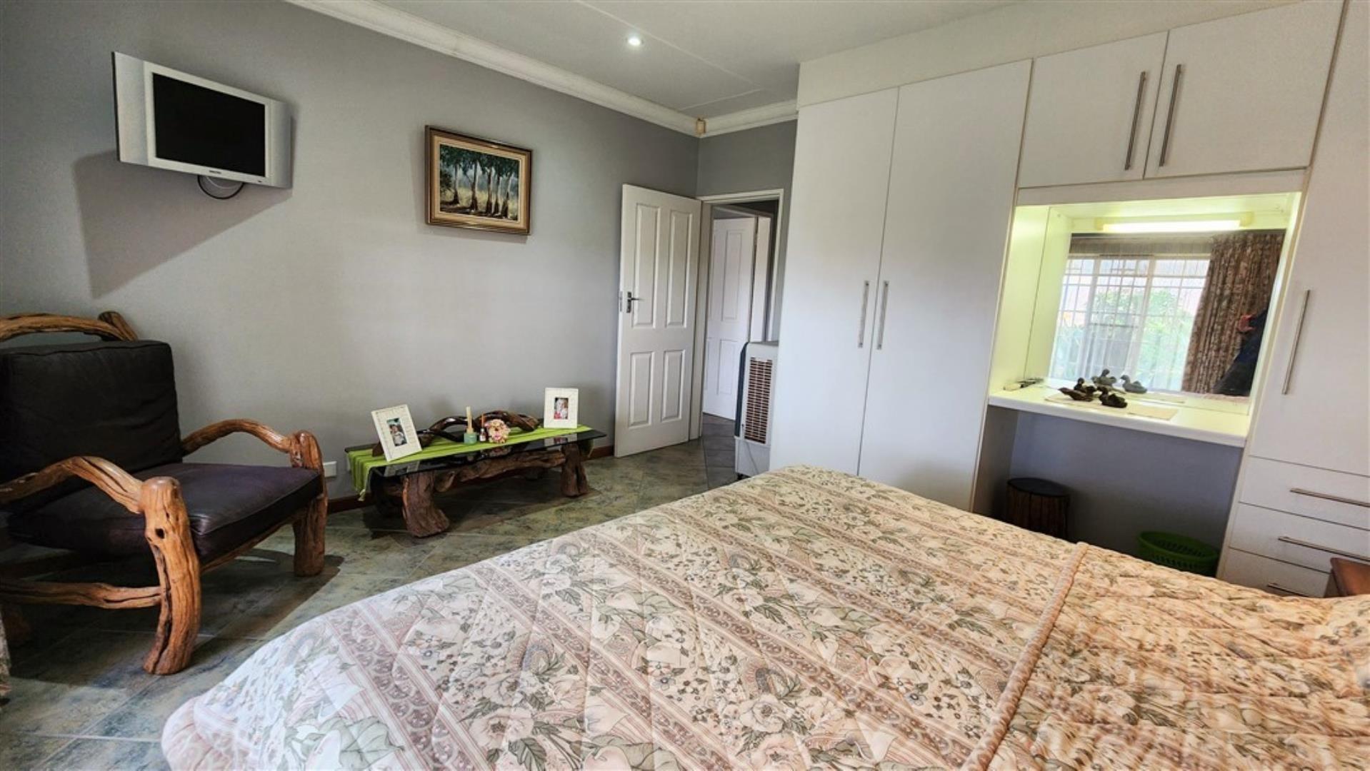 730015_Bedroom_1c.jpg