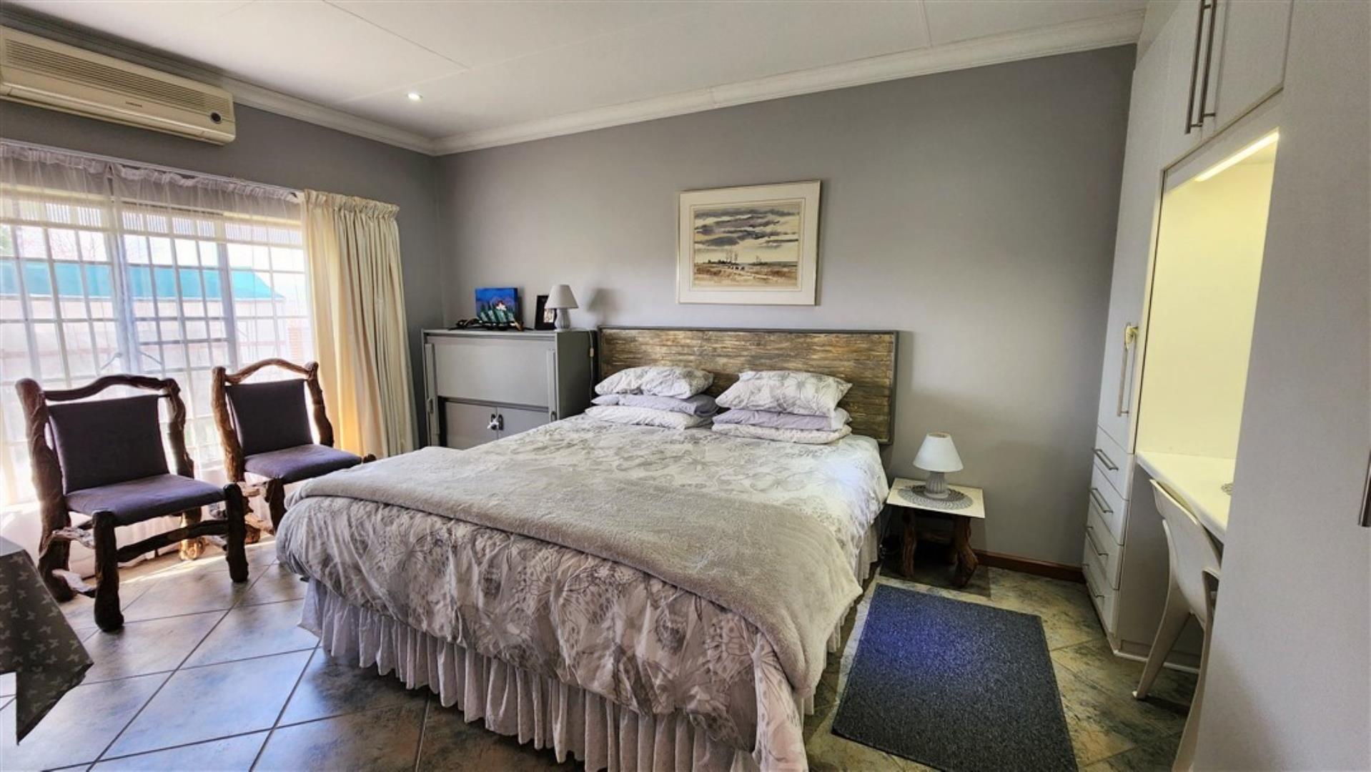 730015_Bedroom_2a.jpg