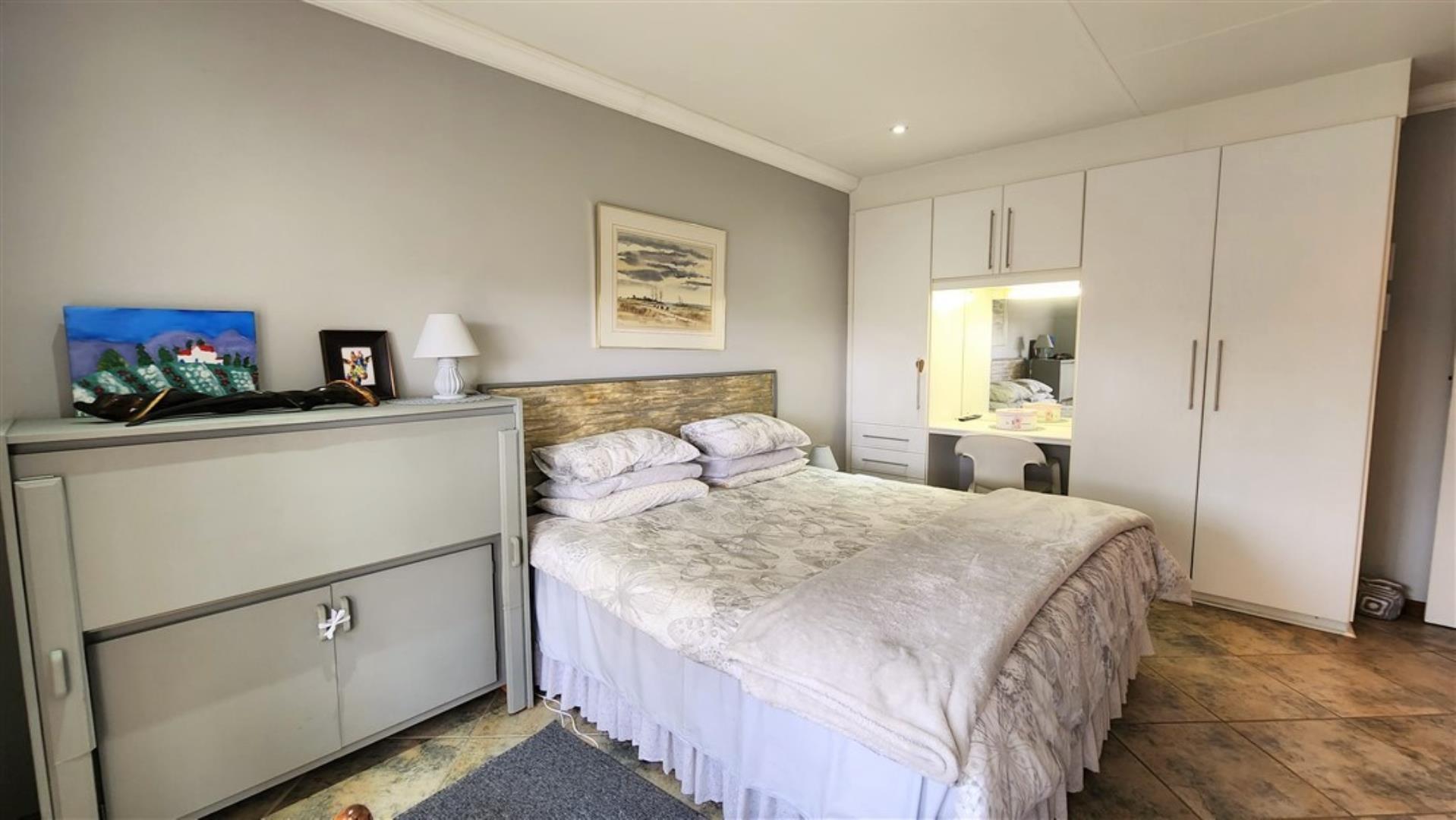 730015_Bedroom_2b.jpg