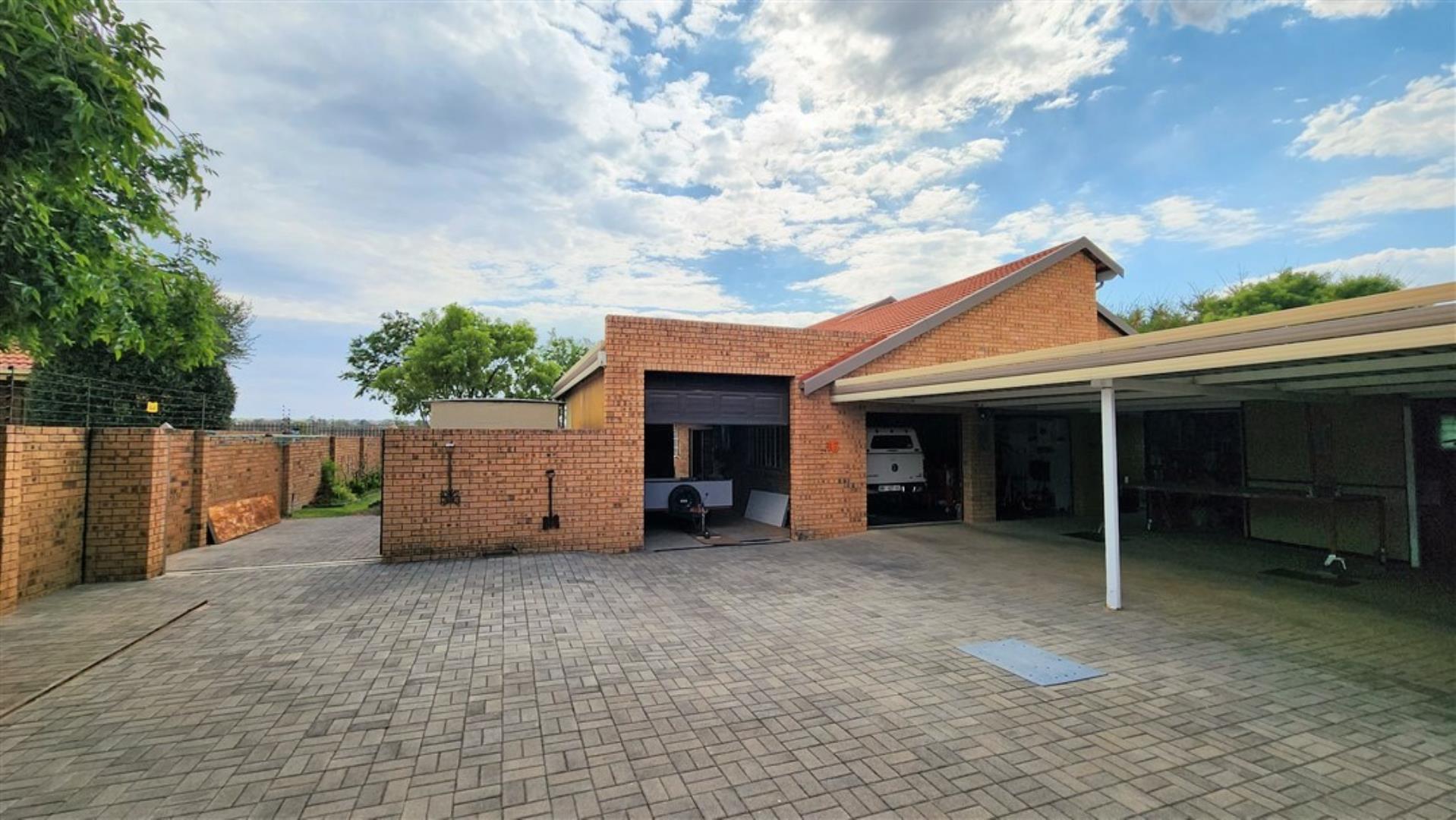 730015_Carports_and_Garages_b.jpg
