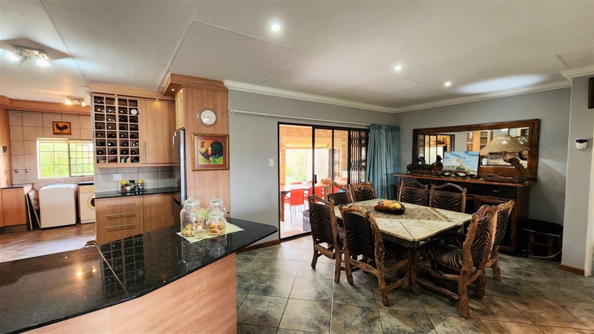 730015_Dining_kitchen.jpg