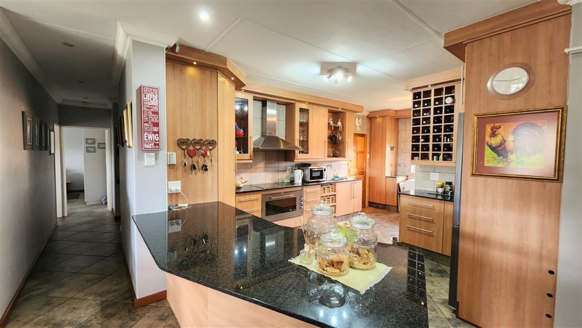 730015_Kitchen_a.jpg