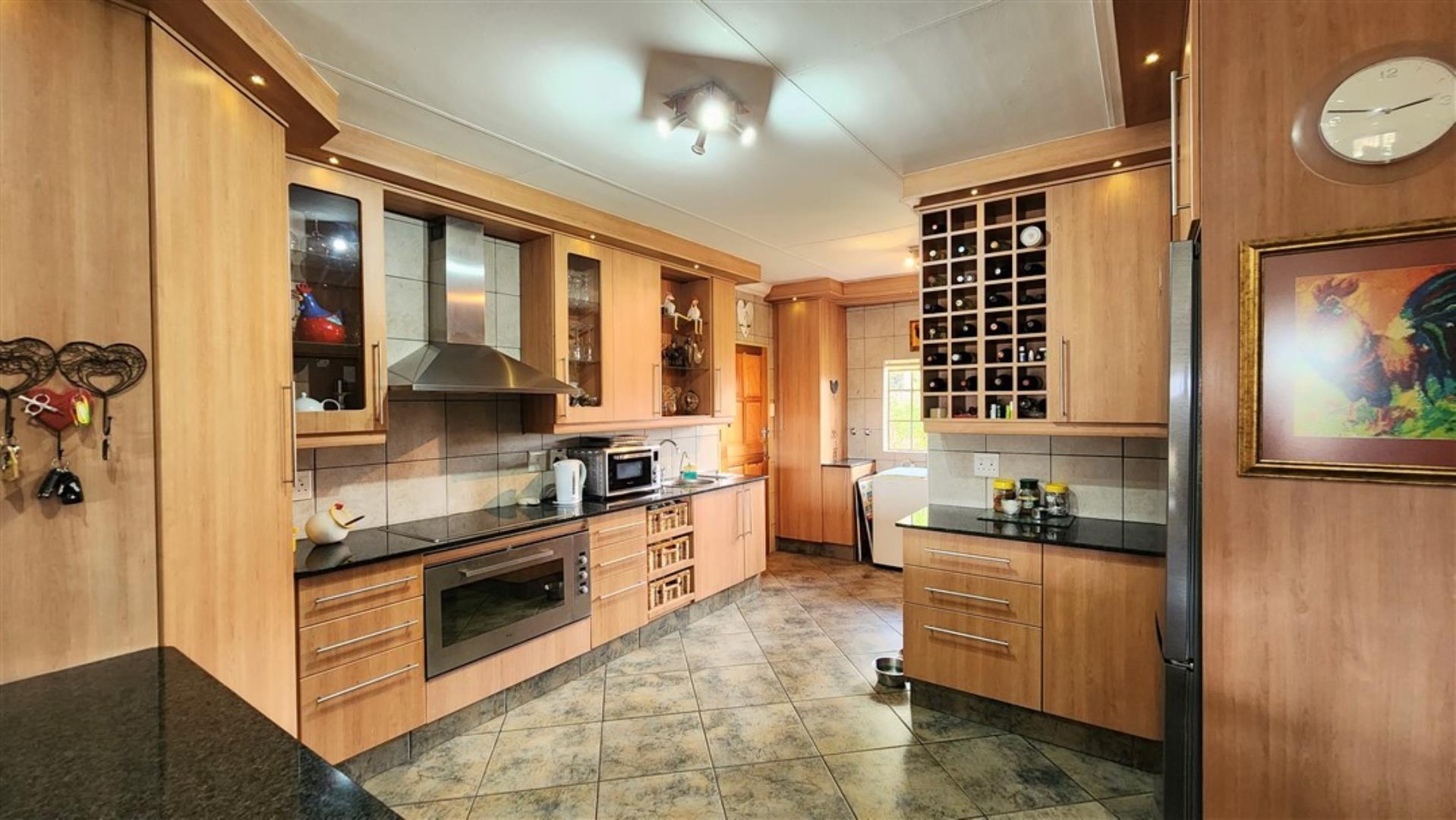 730015_Kitchen_b.jpg