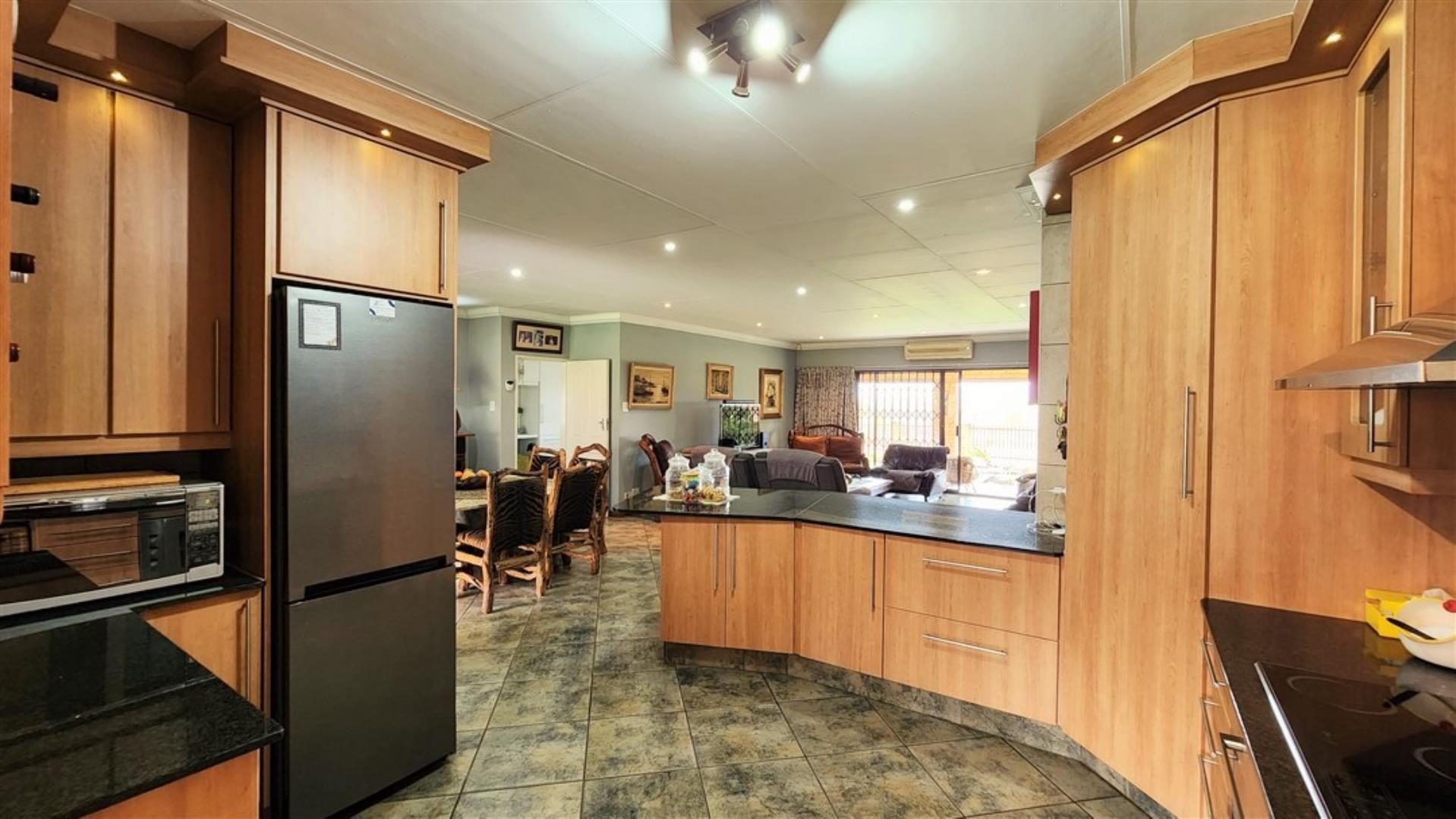 730015_Kitchen_d.jpg