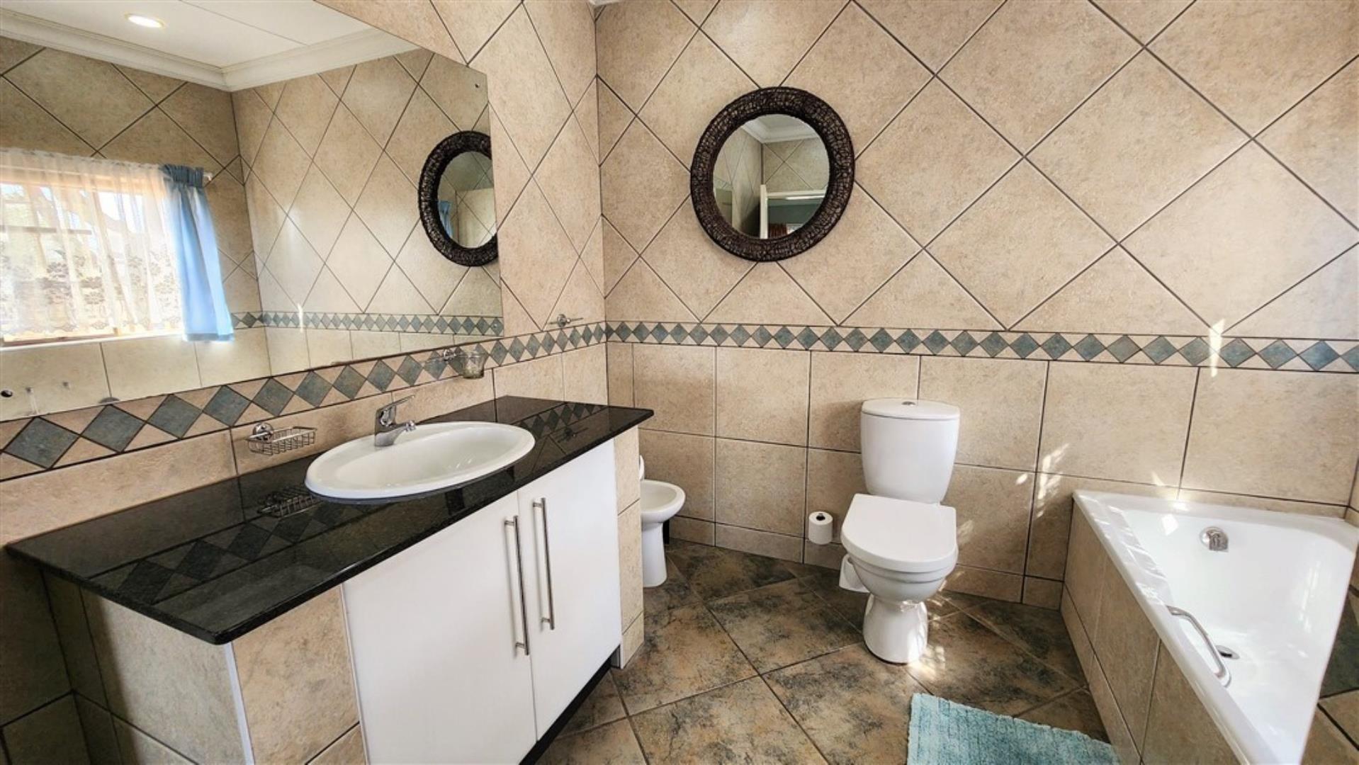 730015_Master_Bathroom_a.jpg