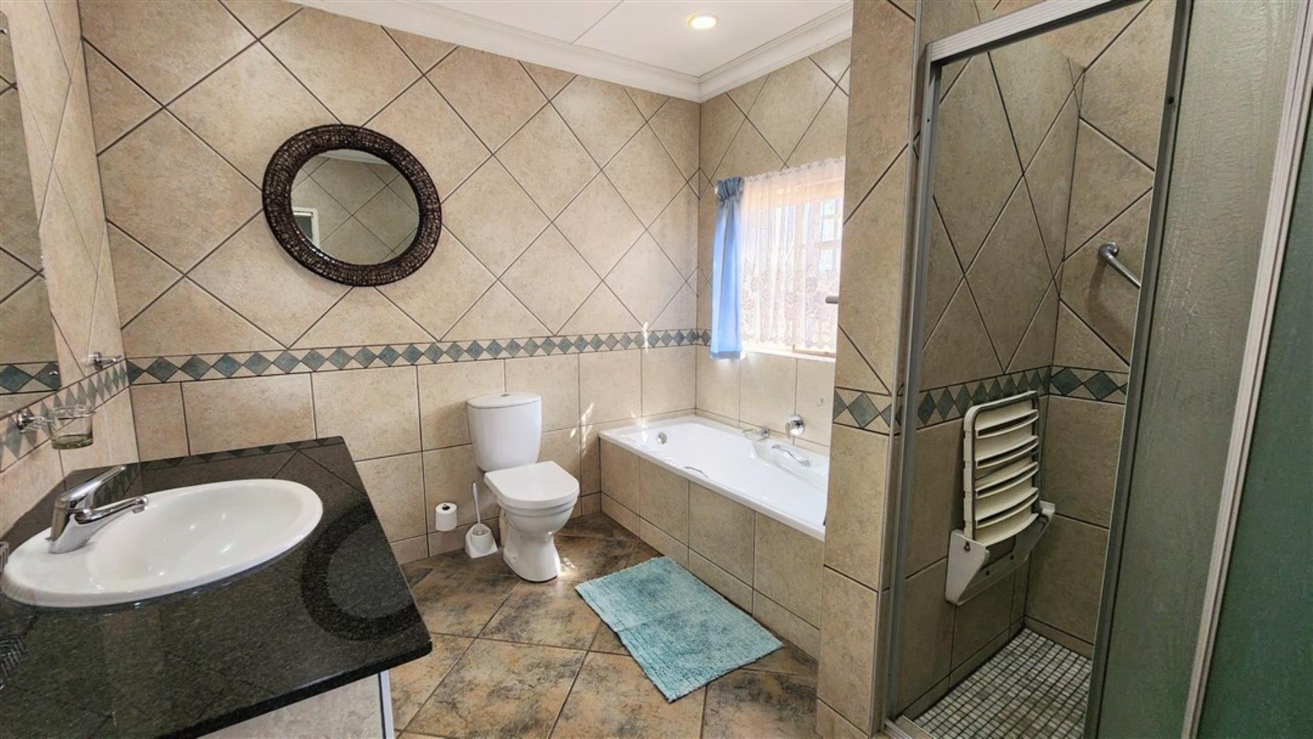 730015_Master_Bathroom_b.jpg