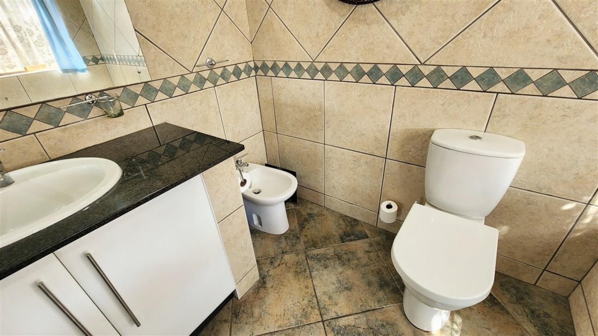 730015_Master_Bathroom_c.jpg