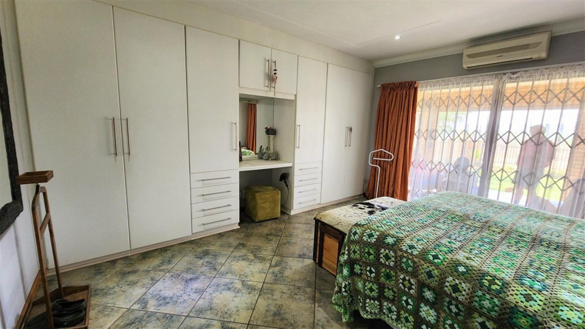 730015_Master_Bedroom_a.jpg