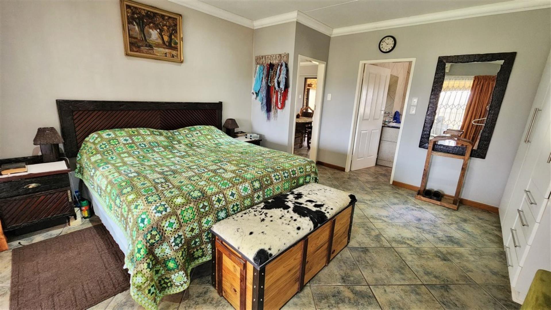 730015_Master_Bedroom_b.jpg