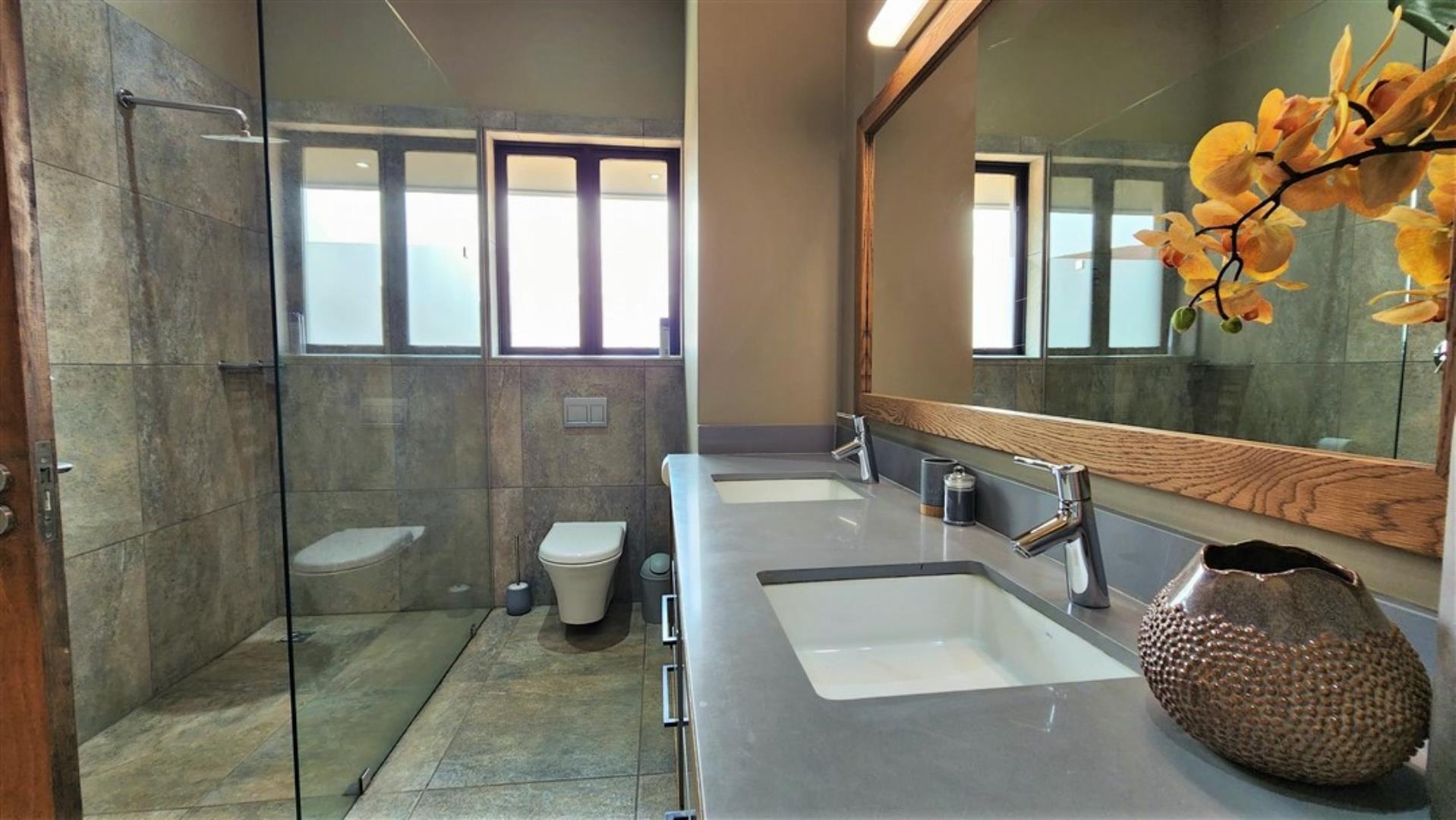 730902_Bathroom_1a.jpg